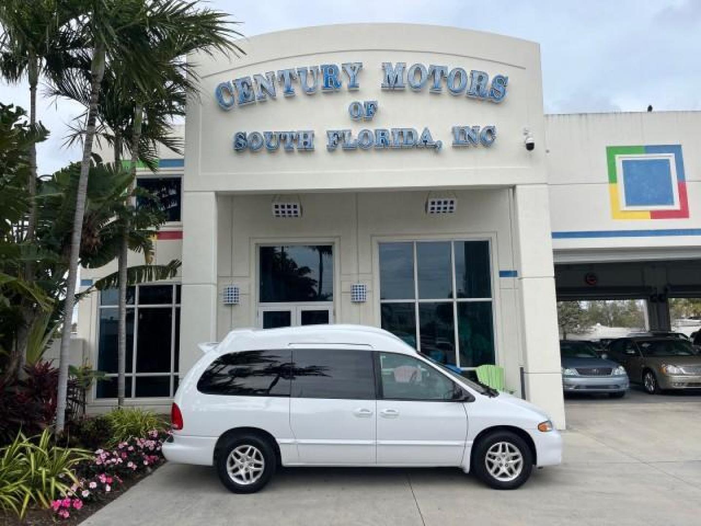 2000 Bright White /Mist Gray Dodge Caravan HI TOP CONVERSION LOW MILES 88,757 (1B4GP44R9YB) with an 3.3L SMPI V6 Engine engine, Automatic transmission, located at 4701 North Dixie Hwy, Pompano Beach, FL, 33064, (954) 422-2889, 26.240938, -80.123474 - OUR WEBPAGE FLORIDACARS1.COM HAS OVER 100 PHOTOS AND FREE CARFAX LINK 2000 DODGE GRAND CARAVAN SE ROAD READY 3.3L V6 VIN: 1B4GP44R9YB711977 NO RECALLS TV VAN LOW MILES 88,757 3.3L V6 F OHV 12V 44 SERVICE RECORDS GASOLINE 3 ROW SEATS BLUETOOTH FRONT WHEEL DRIVE POWER SEATS/MIRRORS Cruise Control FWD - Photo#0