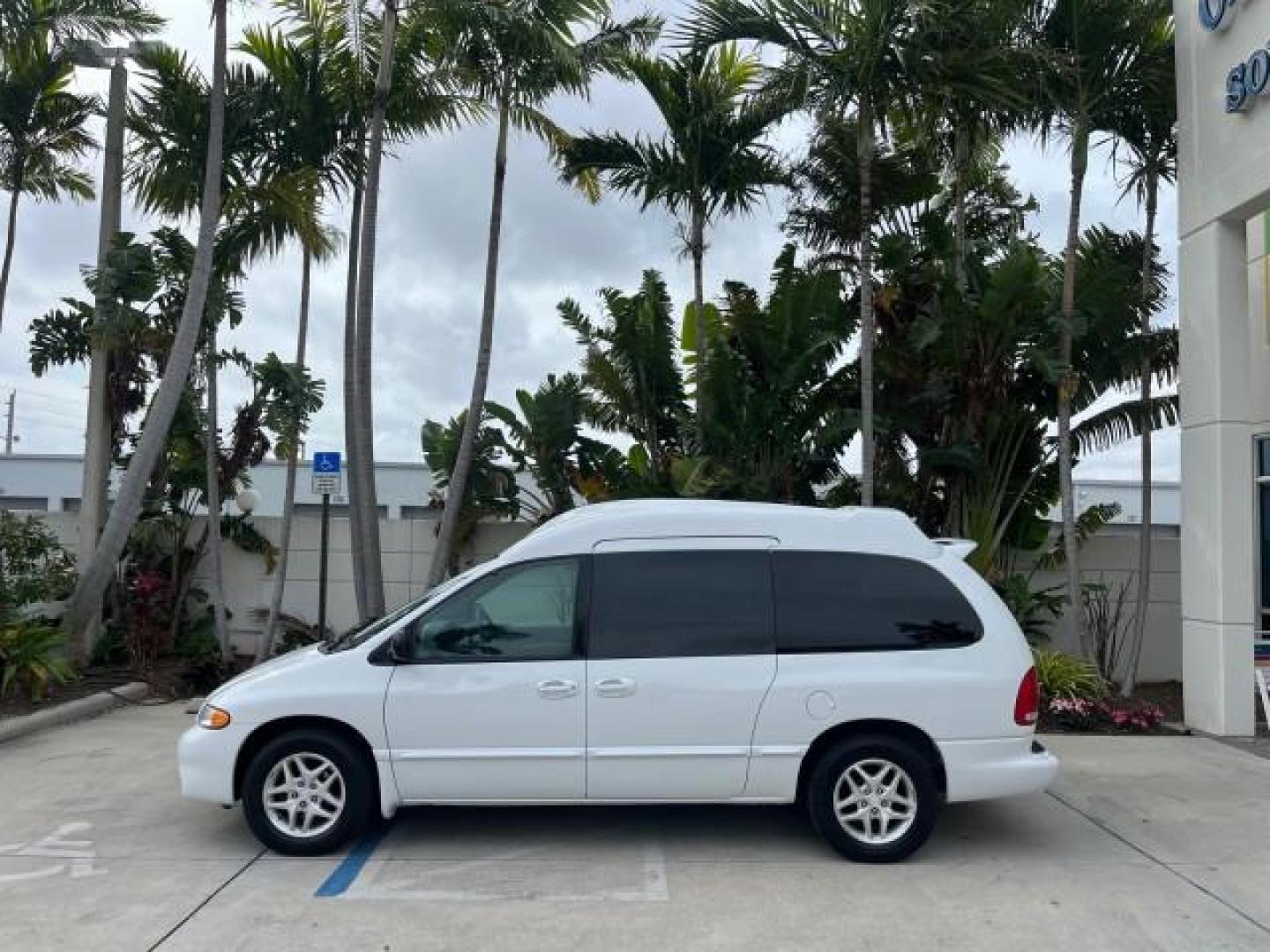 2000 Bright White /Mist Gray Dodge Caravan HI TOP CONVERSION LOW MILES 88,757 (1B4GP44R9YB) with an 3.3L SMPI V6 Engine engine, Automatic transmission, located at 4701 North Dixie Hwy, Pompano Beach, FL, 33064, (954) 422-2889, 26.240938, -80.123474 - OUR WEBPAGE FLORIDACARS1.COM HAS OVER 100 PHOTOS AND FREE CARFAX LINK 2000 DODGE GRAND CARAVAN SE ROAD READY 3.3L V6 VIN: 1B4GP44R9YB711977 NO RECALLS TV VAN LOW MILES 88,757 3.3L V6 F OHV 12V 44 SERVICE RECORDS GASOLINE 3 ROW SEATS BLUETOOTH FRONT WHEEL DRIVE POWER SEATS/MIRRORS Cruise Control FWD - Photo#4