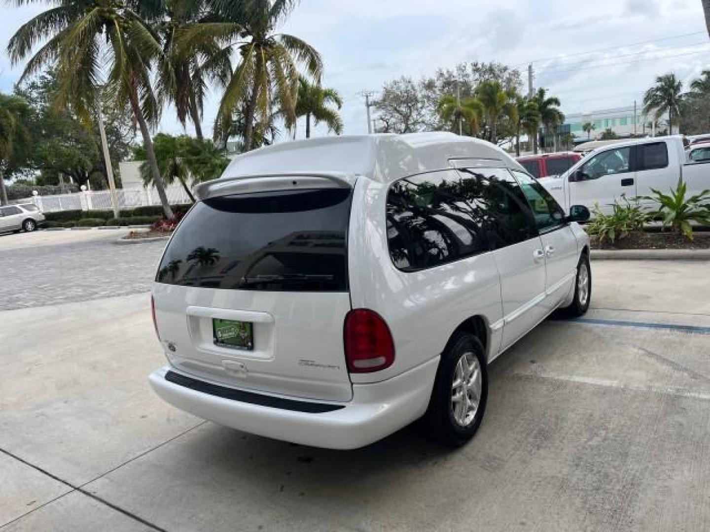 2000 Bright White /Mist Gray Dodge Caravan HI TOP CONVERSION LOW MILES 88,757 (1B4GP44R9YB) with an 3.3L SMPI V6 Engine engine, Automatic transmission, located at 4701 North Dixie Hwy, Pompano Beach, FL, 33064, (954) 422-2889, 26.240938, -80.123474 - OUR WEBPAGE FLORIDACARS1.COM HAS OVER 100 PHOTOS AND FREE CARFAX LINK 2000 DODGE GRAND CARAVAN SE ROAD READY 3.3L V6 VIN: 1B4GP44R9YB711977 NO RECALLS TV VAN LOW MILES 88,757 3.3L V6 F OHV 12V 44 SERVICE RECORDS GASOLINE 3 ROW SEATS BLUETOOTH FRONT WHEEL DRIVE POWER SEATS/MIRRORS Cruise Control FWD - Photo#7