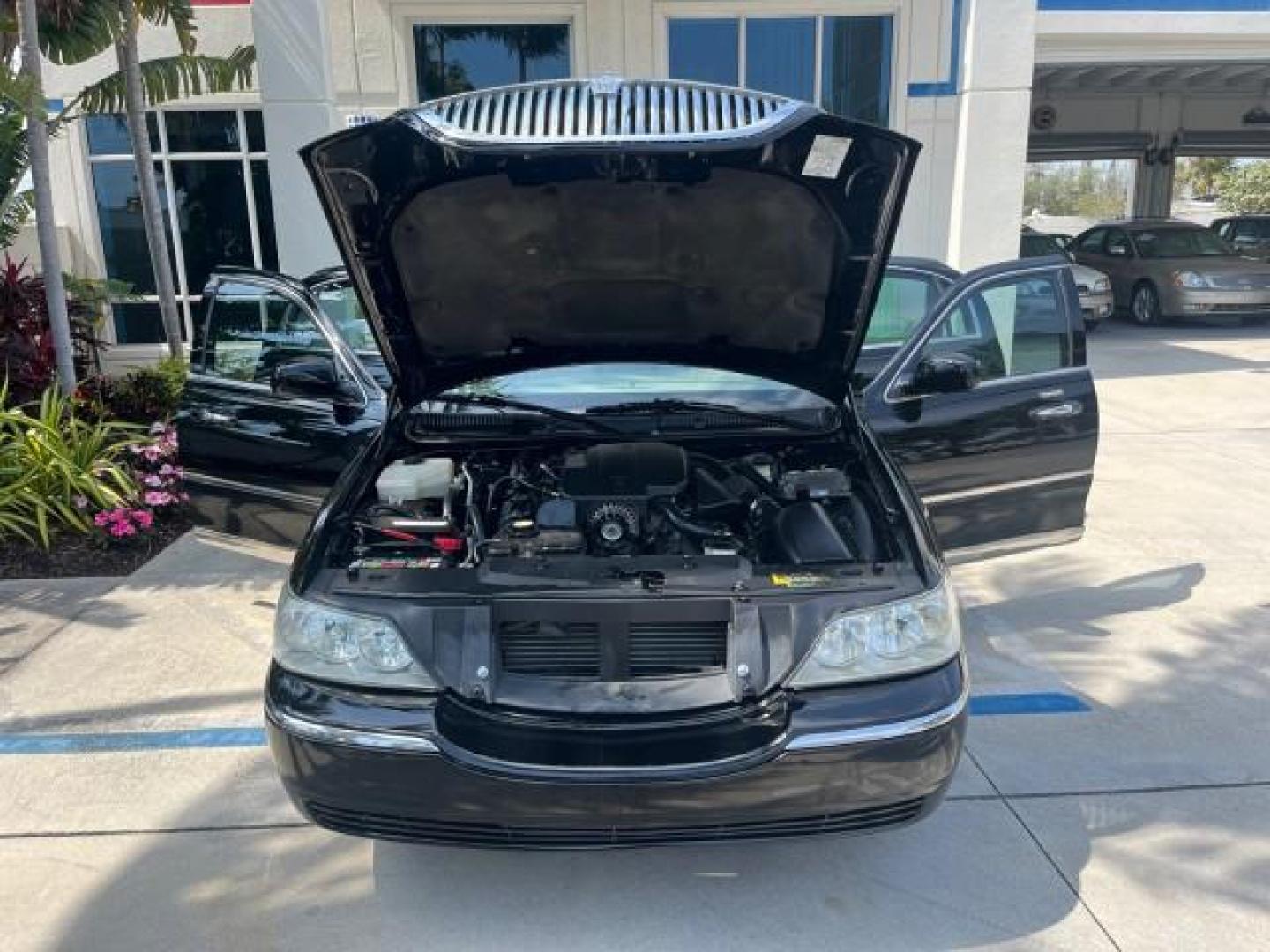 2005 Black /Dk/Med Lt Stone Lincoln Town Car Signature LOW MILES 69.333 (1LNHM81W75Y) with an 4.6L SOHC SMPI V8 Engine engine, Automatic transmission, located at 4701 North Dixie Hwy, Pompano Beach, FL, 33064, (954) 422-2889, 26.240938, -80.123474 - 2005 LINCOLN TOWN CAR SIGNATURE NEW $ 42,055 ROAD READY VIN: 1LNHM81W75Y664843 NO RECALLS 4.6L V8 SEDAN 4 DR SIGNATURE FLORIDA OWNER 4.6L V8 F OHV 16V POWER SEATS/MIRRORS LOW MILES 69,333 GASOLINE 6 SERVICE RECORDS PARKING SENSORS REAR WHEEL DRIVE DUAL ZONE AC LEATHER SEATS Alloy Wheels Anti-Theft S - Photo#16