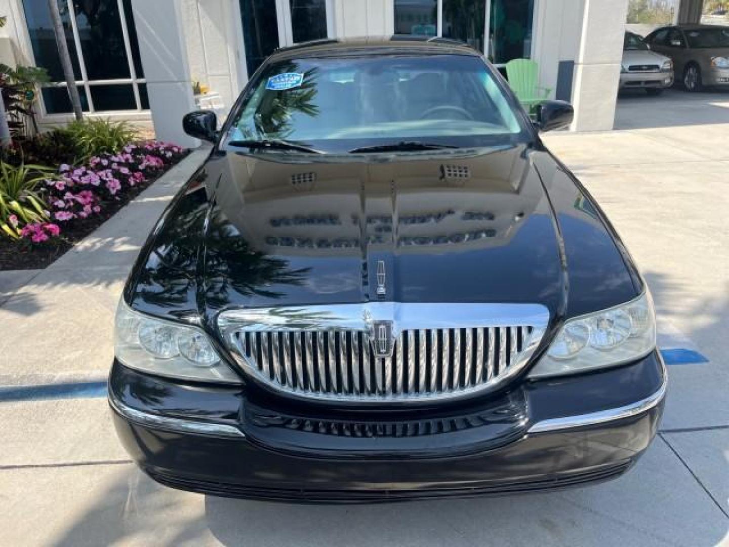 2005 Black /Dk/Med Lt Stone Lincoln Town Car Signature LOW MILES 69.333 (1LNHM81W75Y) with an 4.6L SOHC SMPI V8 Engine engine, Automatic transmission, located at 4701 North Dixie Hwy, Pompano Beach, FL, 33064, (954) 422-2889, 26.240938, -80.123474 - 2005 LINCOLN TOWN CAR SIGNATURE NEW $ 42,055 ROAD READY VIN: 1LNHM81W75Y664843 NO RECALLS 4.6L V8 SEDAN 4 DR SIGNATURE FLORIDA OWNER 4.6L V8 F OHV 16V POWER SEATS/MIRRORS LOW MILES 69,333 GASOLINE 6 SERVICE RECORDS PARKING SENSORS REAR WHEEL DRIVE DUAL ZONE AC LEATHER SEATS Alloy Wheels Anti-Theft S - Photo#68