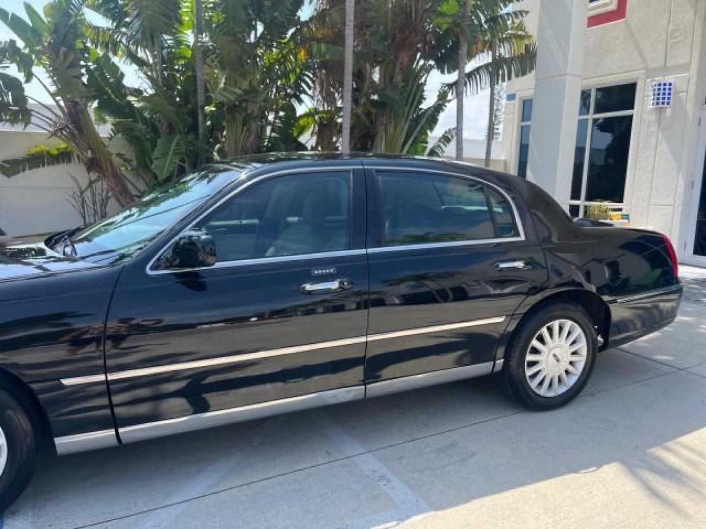 2005 Black /Dk/Med Lt Stone Lincoln Town Car Signature LOW MILES 69.333 (1LNHM81W75Y) with an 4.6L SOHC SMPI V8 Engine engine, Automatic transmission, located at 4701 North Dixie Hwy, Pompano Beach, FL, 33064, (954) 422-2889, 26.240938, -80.123474 - 2005 LINCOLN TOWN CAR SIGNATURE NEW $ 42,055 ROAD READY VIN: 1LNHM81W75Y664843 NO RECALLS 4.6L V8 SEDAN 4 DR SIGNATURE FLORIDA OWNER 4.6L V8 F OHV 16V POWER SEATS/MIRRORS LOW MILES 69,333 GASOLINE 6 SERVICE RECORDS PARKING SENSORS REAR WHEEL DRIVE DUAL ZONE AC LEATHER SEATS Alloy Wheels Anti-Theft S - Photo#79