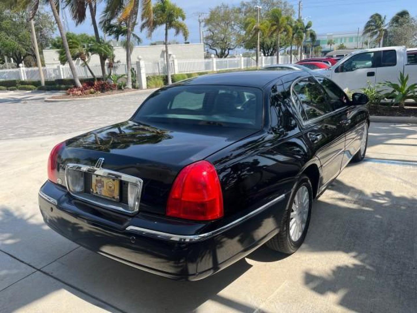 2005 Black /Dk/Med Lt Stone Lincoln Town Car Signature LOW MILES 69.333 (1LNHM81W75Y) with an 4.6L SOHC SMPI V8 Engine engine, Automatic transmission, located at 4701 North Dixie Hwy, Pompano Beach, FL, 33064, (954) 422-2889, 26.240938, -80.123474 - 2005 LINCOLN TOWN CAR SIGNATURE NEW $ 42,055 ROAD READY VIN: 1LNHM81W75Y664843 NO RECALLS 4.6L V8 SEDAN 4 DR SIGNATURE FLORIDA OWNER 4.6L V8 F OHV 16V POWER SEATS/MIRRORS LOW MILES 69,333 GASOLINE 6 SERVICE RECORDS PARKING SENSORS REAR WHEEL DRIVE DUAL ZONE AC LEATHER SEATS Alloy Wheels Anti-Theft S - Photo#91