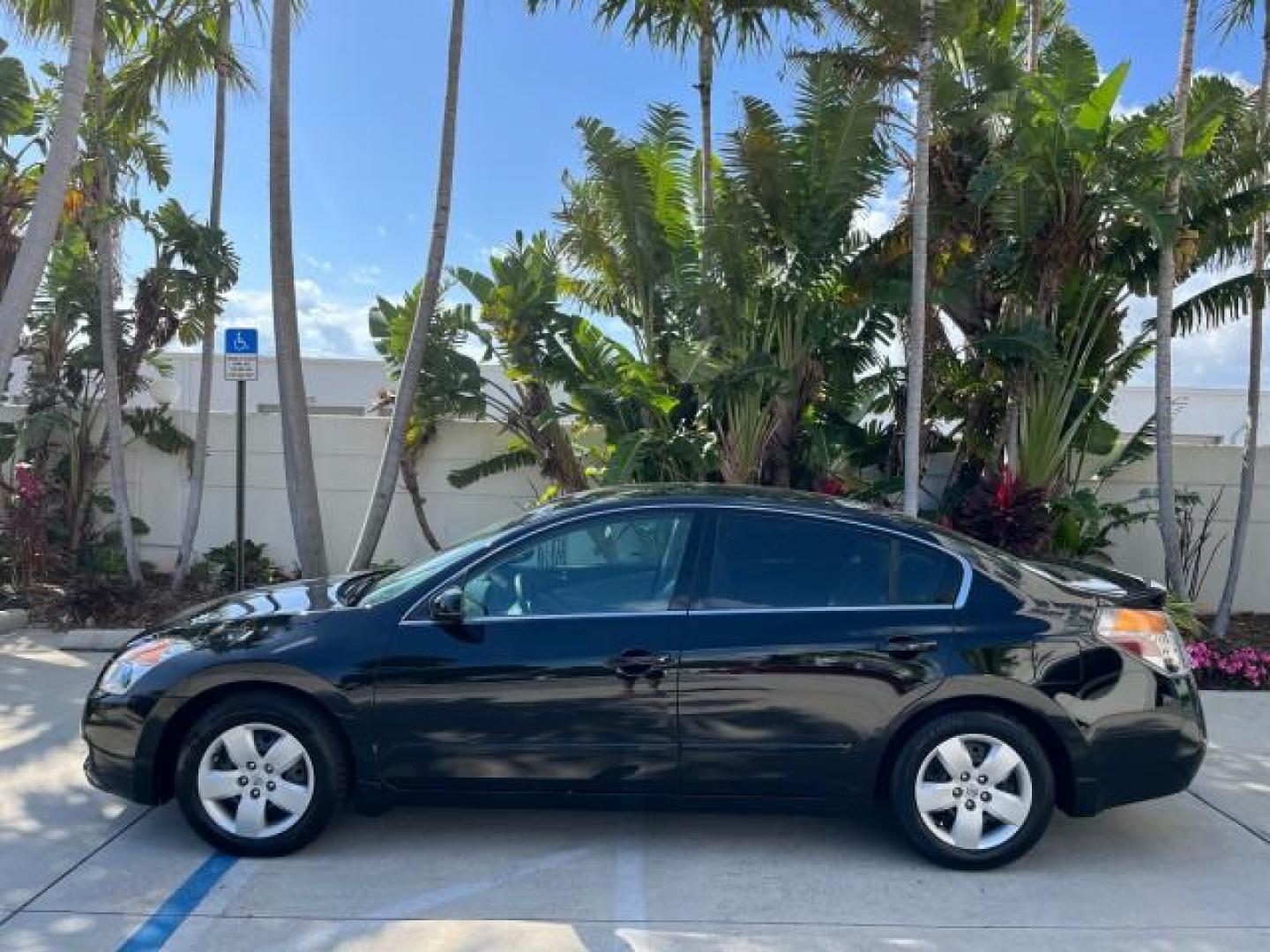 2007 Super Black /Charcoal Nissan Altima 2.5 S LOW MILES 37,605 (1N4AL21E37N) with an 2.5L DOHC I4 Engine engine, Automatic transmission, located at 4701 North Dixie Hwy, Pompano Beach, FL, 33064, (954) 422-2889, 26.240938, -80.123474 - 2007 NISSAN ALTIMA 2.5 ROAD READY 2.5L I4 VIN: 1N4AL21E37N432666 NO ACCIDENTS SEDAN 4 DR NO RECALLS 34 MPG 2.5L I4 F DOHC 16V FLORIDA OWNER GASOLINE 6 SERVICE RECORDS FRONT WHEEL DRIVE PUSH START LOW MILES 37,605 Active Head Restraints Anti-Theft System Cruise Control Curtain Airbags FWD Front Bucke - Photo#4