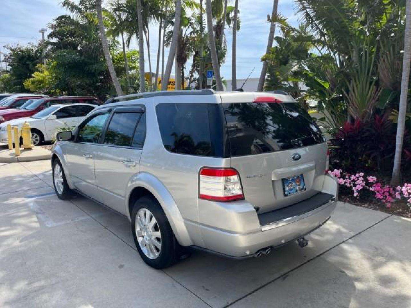 2008 Silver Birch Metallic /Medium Light Stone Ford Taurus X 1 FL Limited LOW MILES 80,408 (1FMDK03W78G) with an 3.5L SMPI 24-Valve V6 Duratec Engine engine, Automatic transmission, located at 4701 North Dixie Hwy, Pompano Beach, FL, 33064, (954) 422-2889, 26.240938, -80.123474 - 2008 FORD TAURUS X LIMITED NEW $ 33,260 ROAD READY VIN: 1FMDK03W78GA41963 NO ACCIDENTS NO RECALLS 4 DOOR WAGON/SPORT UTILITY LIMITED 1 OWNER FLORIDA 3.5L V6 3.5L V6 F BACK UP CAMERA/SENSORS LOW MILES 80,408 GASOLINE POWER SEATS/MIRRORS 3 ROW LEATHER SEATS FRONT WHEEL DRIVE DUAL ZONE AC 35 SERVICE RE - Photo#5