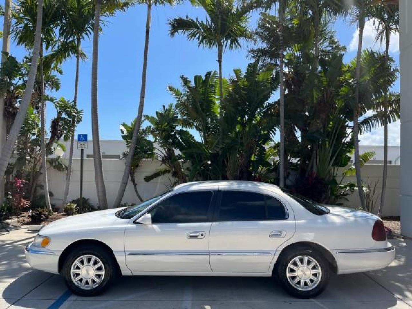 2001 White Pearlescent Metallic /Light Parchment Lincoln Continental 1 FL LOW MILES 65,765 (1LNHM97V51Y) with an 4.6L DOHC 32-Valve V8 Intech Engine engine, Automatic transmission, located at 4701 North Dixie Hwy, Pompano Beach, FL, 33064, (954) 422-2889, 26.240938, -80.123474 - 2001 LINCOLN CONTINENTAL NEW $39,700 ROAD READY VIN: 1LNHM97V51Y736217 NO ACCIDENTS SEDAN 4 DR NO RECALLS 4,6L V8 4.6L V8 F DOHC 32V 1 OWNER FLORIDA GASOLINE POWER MIRRORS 30 SERVICE RECORDS FRONT WHEEL DRIVE POWER LEATHER SEATS LOW MILES 65,765 Adjustable Lumbar Support Air Suspension Alloy Wheels - Photo#99