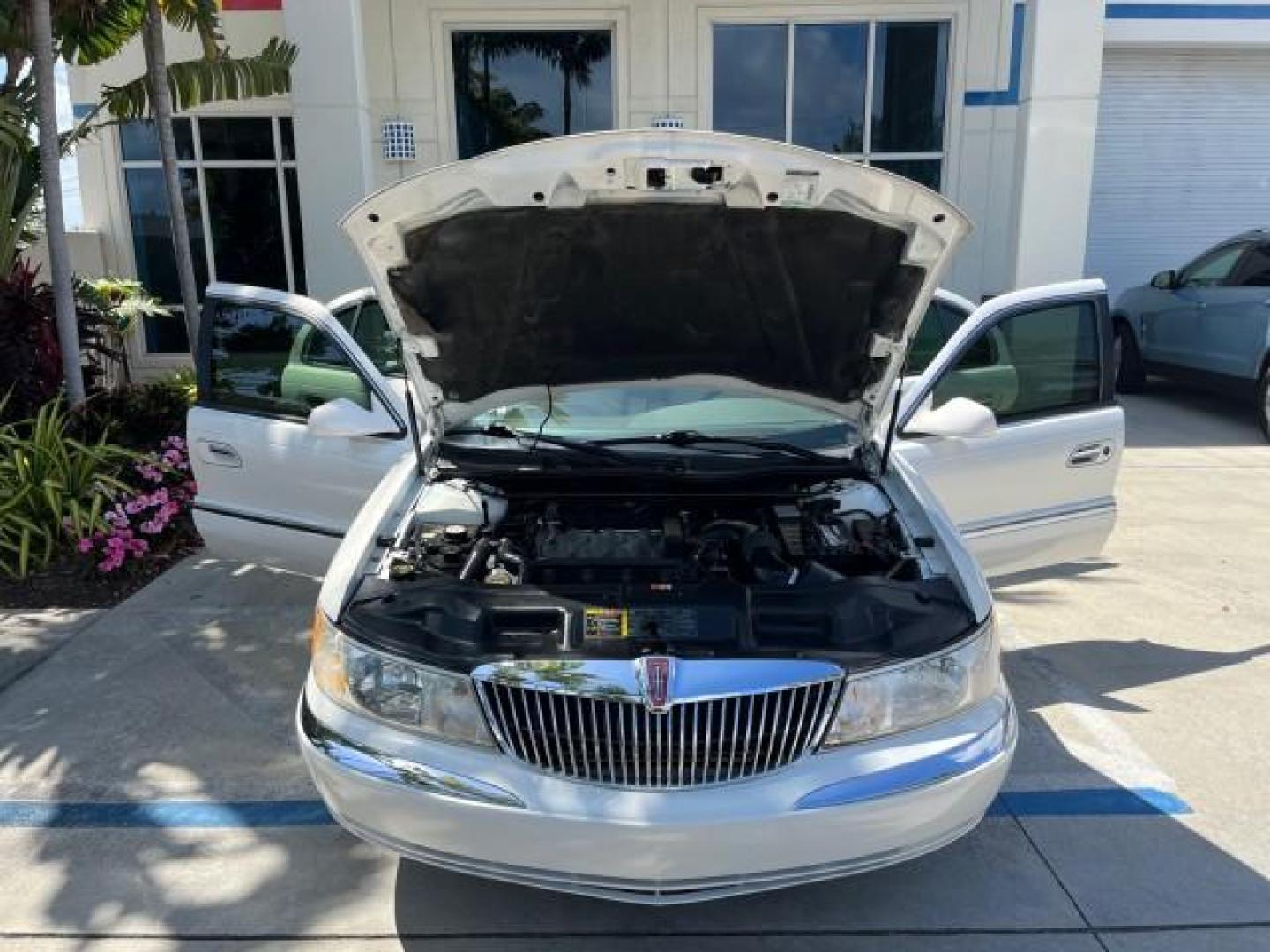 2001 White Pearlescent Metallic /Light Parchment Lincoln Continental 1 FL LOW MILES 65,765 (1LNHM97V51Y) with an 4.6L DOHC 32-Valve V8 Intech Engine engine, Automatic transmission, located at 4701 North Dixie Hwy, Pompano Beach, FL, 33064, (954) 422-2889, 26.240938, -80.123474 - 2001 LINCOLN CONTINENTAL NEW $39,700 ROAD READY VIN: 1LNHM97V51Y736217 NO ACCIDENTS SEDAN 4 DR NO RECALLS 4,6L V8 4.6L V8 F DOHC 32V 1 OWNER FLORIDA GASOLINE POWER MIRRORS 30 SERVICE RECORDS FRONT WHEEL DRIVE POWER LEATHER SEATS LOW MILES 65,765 Adjustable Lumbar Support Air Suspension Alloy Wheels - Photo#16