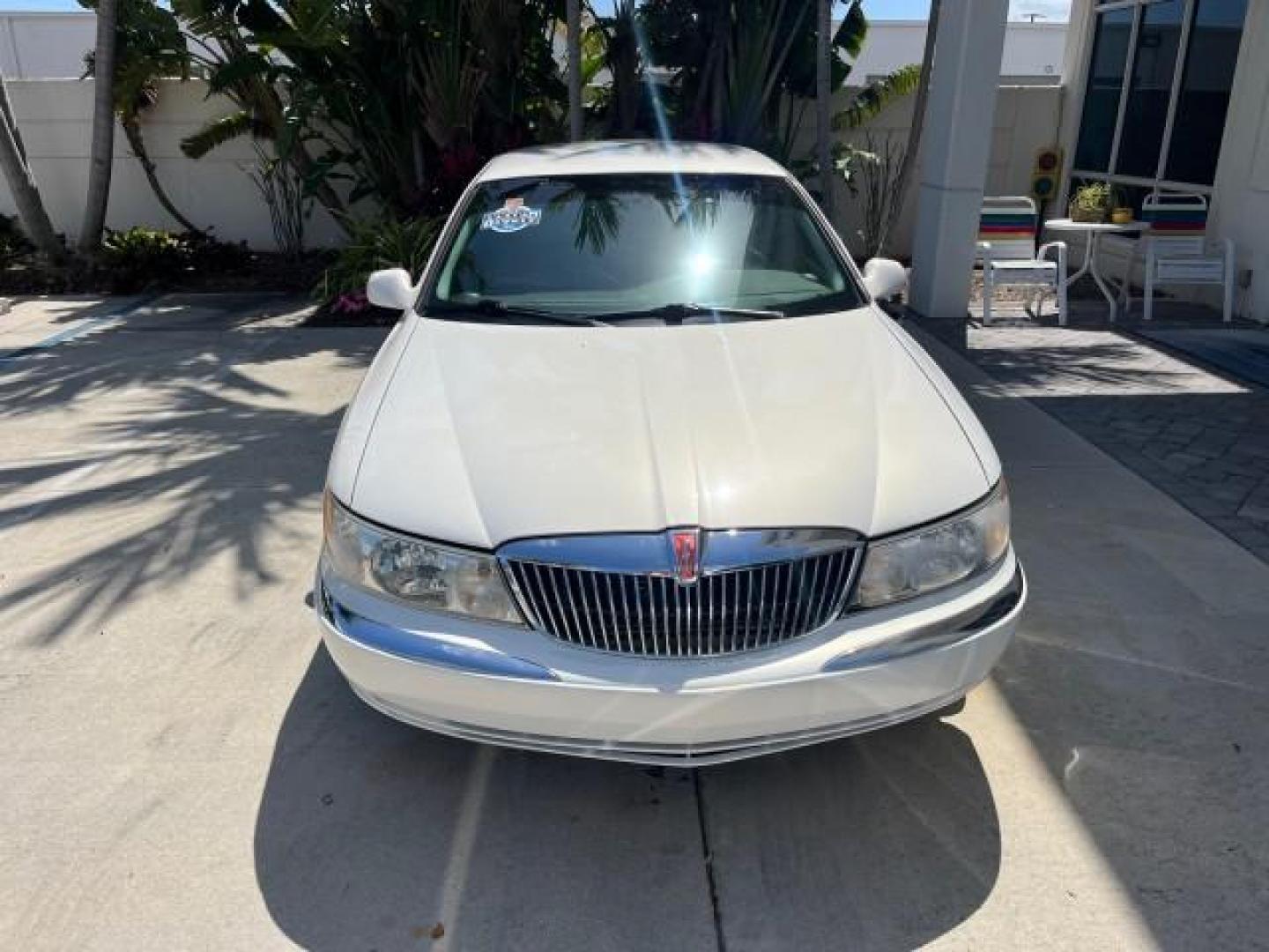 2001 White Pearlescent Metallic /Light Parchment Lincoln Continental 1 FL LOW MILES 65,765 (1LNHM97V51Y) with an 4.6L DOHC 32-Valve V8 Intech Engine engine, Automatic transmission, located at 4701 North Dixie Hwy, Pompano Beach, FL, 33064, (954) 422-2889, 26.240938, -80.123474 - 2001 LINCOLN CONTINENTAL NEW $39,700 ROAD READY VIN: 1LNHM97V51Y736217 NO ACCIDENTS SEDAN 4 DR NO RECALLS 4,6L V8 4.6L V8 F DOHC 32V 1 OWNER FLORIDA GASOLINE POWER MIRRORS 30 SERVICE RECORDS FRONT WHEEL DRIVE POWER LEATHER SEATS LOW MILES 65,765 Adjustable Lumbar Support Air Suspension Alloy Wheels - Photo#2