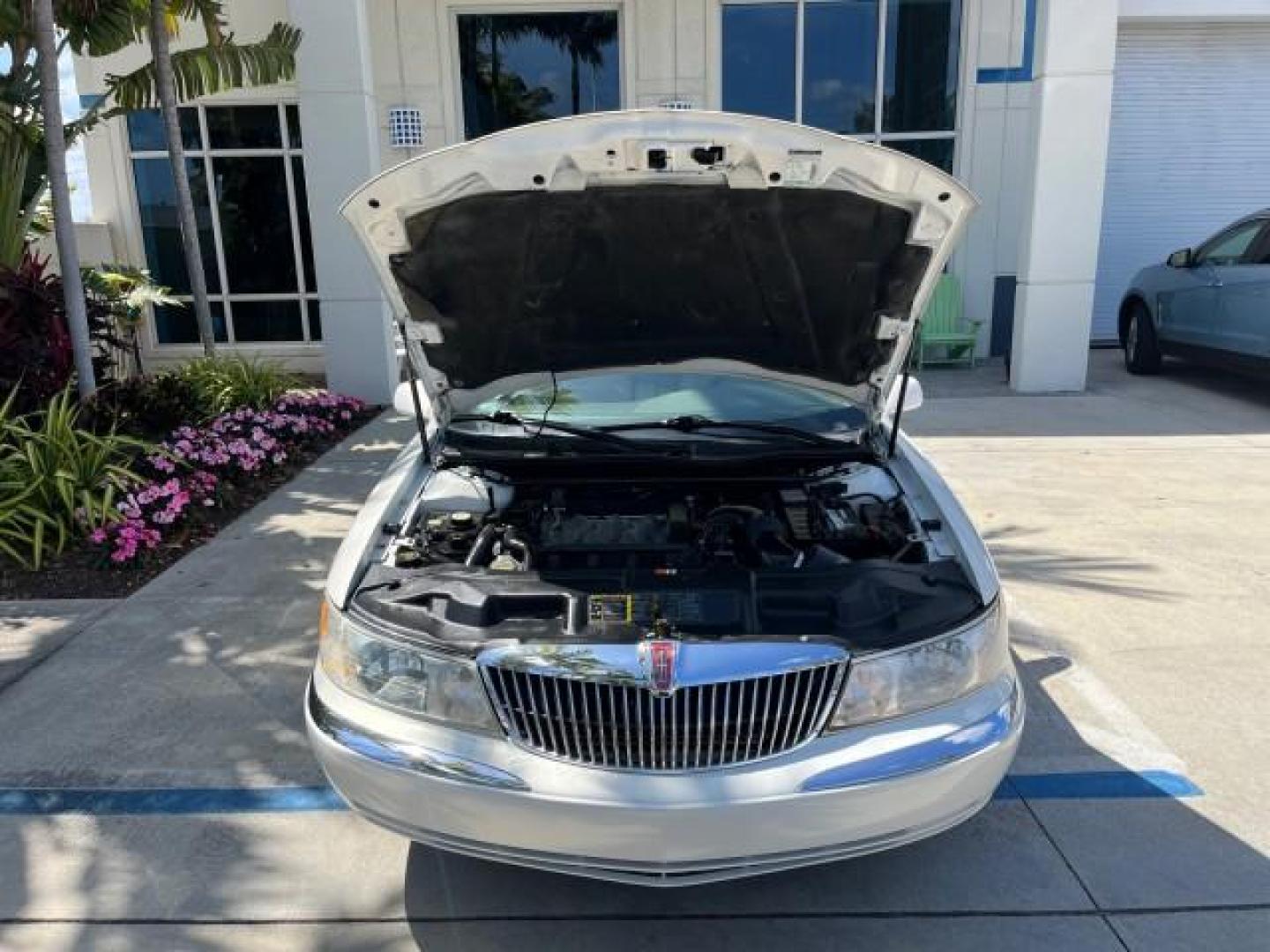 2001 White Pearlescent Metallic /Light Parchment Lincoln Continental 1 FL LOW MILES 65,765 (1LNHM97V51Y) with an 4.6L DOHC 32-Valve V8 Intech Engine engine, Automatic transmission, located at 4701 North Dixie Hwy, Pompano Beach, FL, 33064, (954) 422-2889, 26.240938, -80.123474 - 2001 LINCOLN CONTINENTAL NEW $39,700 ROAD READY VIN: 1LNHM97V51Y736217 NO ACCIDENTS SEDAN 4 DR NO RECALLS 4,6L V8 4.6L V8 F DOHC 32V 1 OWNER FLORIDA GASOLINE POWER MIRRORS 30 SERVICE RECORDS FRONT WHEEL DRIVE POWER LEATHER SEATS LOW MILES 65,765 Adjustable Lumbar Support Air Suspension Alloy Wheels - Photo#63