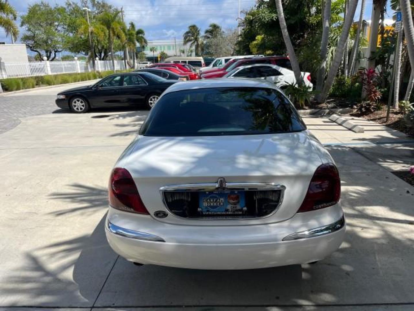 2001 White Pearlescent Metallic /Light Parchment Lincoln Continental 1 FL LOW MILES 65,765 (1LNHM97V51Y) with an 4.6L DOHC 32-Valve V8 Intech Engine engine, Automatic transmission, located at 4701 North Dixie Hwy, Pompano Beach, FL, 33064, (954) 422-2889, 26.240938, -80.123474 - 2001 LINCOLN CONTINENTAL NEW $39,700 ROAD READY VIN: 1LNHM97V51Y736217 NO ACCIDENTS SEDAN 4 DR NO RECALLS 4,6L V8 4.6L V8 F DOHC 32V 1 OWNER FLORIDA GASOLINE POWER MIRRORS 30 SERVICE RECORDS FRONT WHEEL DRIVE POWER LEATHER SEATS LOW MILES 65,765 Adjustable Lumbar Support Air Suspension Alloy Wheels - Photo#6