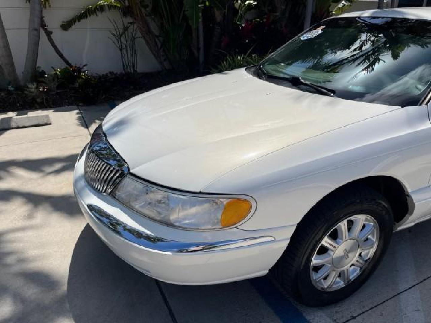 2001 White Pearlescent Metallic /Light Parchment Lincoln Continental 1 FL LOW MILES 65,765 (1LNHM97V51Y) with an 4.6L DOHC 32-Valve V8 Intech Engine engine, Automatic transmission, located at 4701 North Dixie Hwy, Pompano Beach, FL, 33064, (954) 422-2889, 26.240938, -80.123474 - 2001 LINCOLN CONTINENTAL NEW $39,700 ROAD READY VIN: 1LNHM97V51Y736217 NO ACCIDENTS SEDAN 4 DR NO RECALLS 4,6L V8 4.6L V8 F DOHC 32V 1 OWNER FLORIDA GASOLINE POWER MIRRORS 30 SERVICE RECORDS FRONT WHEEL DRIVE POWER LEATHER SEATS LOW MILES 65,765 Adjustable Lumbar Support Air Suspension Alloy Wheels - Photo#76