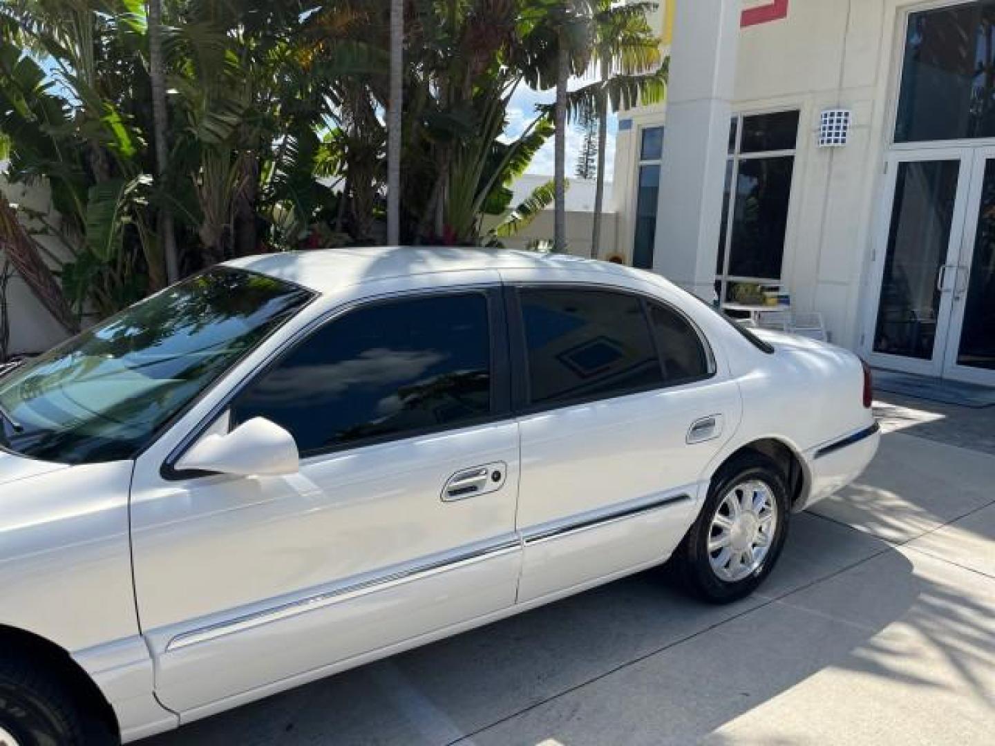 2001 White Pearlescent Metallic /Light Parchment Lincoln Continental 1 FL LOW MILES 65,765 (1LNHM97V51Y) with an 4.6L DOHC 32-Valve V8 Intech Engine engine, Automatic transmission, located at 4701 North Dixie Hwy, Pompano Beach, FL, 33064, (954) 422-2889, 26.240938, -80.123474 - 2001 LINCOLN CONTINENTAL NEW $39,700 ROAD READY VIN: 1LNHM97V51Y736217 NO ACCIDENTS SEDAN 4 DR NO RECALLS 4,6L V8 4.6L V8 F DOHC 32V 1 OWNER FLORIDA GASOLINE POWER MIRRORS 30 SERVICE RECORDS FRONT WHEEL DRIVE POWER LEATHER SEATS LOW MILES 65,765 Adjustable Lumbar Support Air Suspension Alloy Wheels - Photo#77