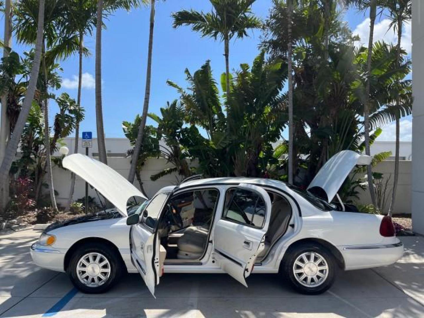 2001 White Pearlescent Metallic /Light Parchment Lincoln Continental 1 FL LOW MILES 65,765 (1LNHM97V51Y) with an 4.6L DOHC 32-Valve V8 Intech Engine engine, Automatic transmission, located at 4701 North Dixie Hwy, Pompano Beach, FL, 33064, (954) 422-2889, 26.240938, -80.123474 - 2001 LINCOLN CONTINENTAL NEW $39,700 ROAD READY VIN: 1LNHM97V51Y736217 NO ACCIDENTS SEDAN 4 DR NO RECALLS 4,6L V8 4.6L V8 F DOHC 32V 1 OWNER FLORIDA GASOLINE POWER MIRRORS 30 SERVICE RECORDS FRONT WHEEL DRIVE POWER LEATHER SEATS LOW MILES 65,765 Adjustable Lumbar Support Air Suspension Alloy Wheels - Photo#8