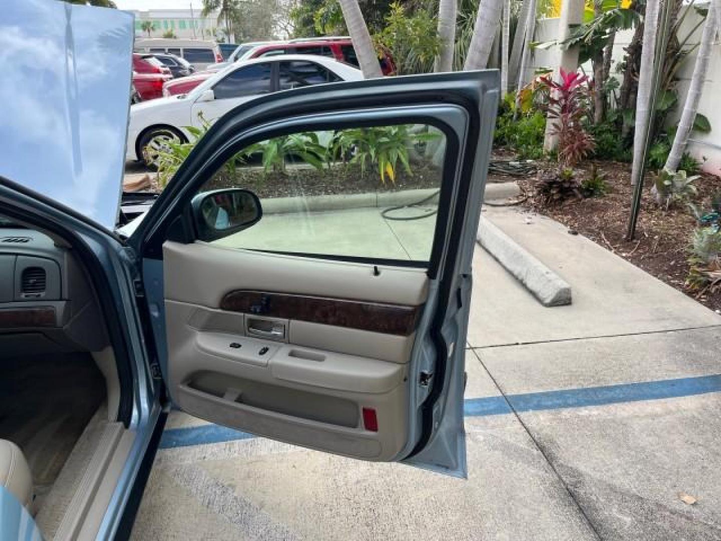 2008 Norsea Blue Metallic /Light Camel Mercury Grand Marquis LS LOW MILES 43,663 (2MEFM75V58X) with an 4.6L OHC FFV V8 Engine engine, Automatic transmission, located at 4701 North Dixie Hwy, Pompano Beach, FL, 33064, (954) 422-2889, 26.240938, -80.123474 - 2008 MERCURY GRAND MARQUIS LS ROAD READY 4.6L V8 VIN: 2MEFM75V58X652510 NO ACCIDENTS SEDAN 4 DR NO RECALLS 4.6L V8 F SOHC LOW MILES 43,663 FLEX FUEL POWER LEATHER SEATS REAR WHEEL DRIVE 7 SERVICE RECORDS Adaptive Headlights Adjustable Lumbar Support Auto-dimming Rearview Mirror Chrome Grille Electro - Photo#11