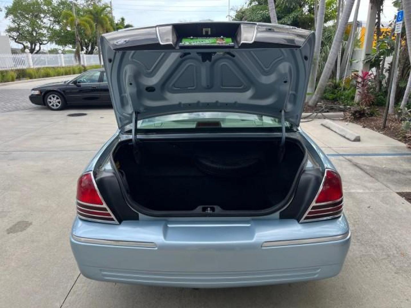 2008 Norsea Blue Metallic /Light Camel Mercury Grand Marquis LS LOW MILES 43,663 (2MEFM75V58X) with an 4.6L OHC FFV V8 Engine engine, Automatic transmission, located at 4701 North Dixie Hwy, Pompano Beach, FL, 33064, (954) 422-2889, 26.240938, -80.123474 - 2008 MERCURY GRAND MARQUIS LS ROAD READY 4.6L V8 VIN: 2MEFM75V58X652510 NO ACCIDENTS SEDAN 4 DR NO RECALLS 4.6L V8 F SOHC LOW MILES 43,663 FLEX FUEL POWER LEATHER SEATS REAR WHEEL DRIVE 7 SERVICE RECORDS Adaptive Headlights Adjustable Lumbar Support Auto-dimming Rearview Mirror Chrome Grille Electro - Photo#57