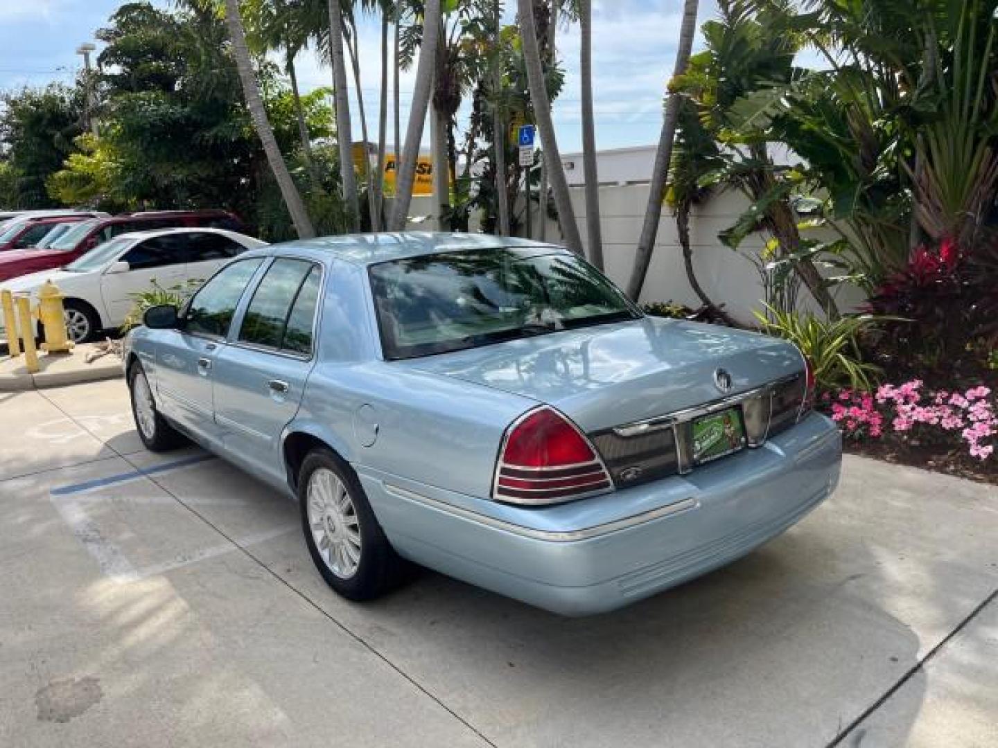 2008 Norsea Blue Metallic /Light Camel Mercury Grand Marquis LS LOW MILES 43,663 (2MEFM75V58X) with an 4.6L OHC FFV V8 Engine engine, Automatic transmission, located at 4701 North Dixie Hwy, Pompano Beach, FL, 33064, (954) 422-2889, 26.240938, -80.123474 - 2008 MERCURY GRAND MARQUIS LS ROAD READY 4.6L V8 VIN: 2MEFM75V58X652510 NO ACCIDENTS SEDAN 4 DR NO RECALLS 4.6L V8 F SOHC LOW MILES 43,663 FLEX FUEL POWER LEATHER SEATS REAR WHEEL DRIVE 7 SERVICE RECORDS Adaptive Headlights Adjustable Lumbar Support Auto-dimming Rearview Mirror Chrome Grille Electro - Photo#5