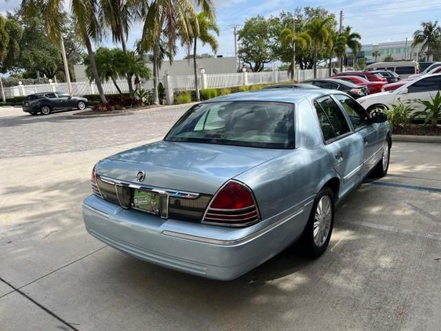 2008 Norsea Blue Metallic /Light Camel Mercury Grand Marquis LS LOW MILES 43,663 (2MEFM75V58X) with an 4.6L OHC FFV V8 Engine engine, Automatic transmission, located at 4701 North Dixie Hwy, Pompano Beach, FL, 33064, (954) 422-2889, 26.240938, -80.123474 - 2008 MERCURY GRAND MARQUIS LS ROAD READY 4.6L V8 VIN: 2MEFM75V58X652510 NO ACCIDENTS SEDAN 4 DR NO RECALLS 4.6L V8 F SOHC LOW MILES 43,663 FLEX FUEL POWER LEATHER SEATS REAR WHEEL DRIVE 7 SERVICE RECORDS Adaptive Headlights Adjustable Lumbar Support Auto-dimming Rearview Mirror Chrome Grille Electro - Photo#7