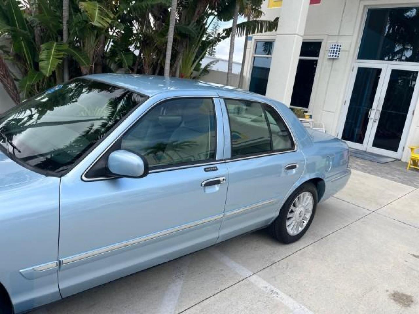 2008 Norsea Blue Metallic /Light Camel Mercury Grand Marquis LS LOW MILES 43,663 (2MEFM75V58X) with an 4.6L OHC FFV V8 Engine engine, Automatic transmission, located at 4701 North Dixie Hwy, Pompano Beach, FL, 33064, (954) 422-2889, 26.240938, -80.123474 - 2008 MERCURY GRAND MARQUIS LS ROAD READY 4.6L V8 VIN: 2MEFM75V58X652510 NO ACCIDENTS SEDAN 4 DR NO RECALLS 4.6L V8 F SOHC LOW MILES 43,663 FLEX FUEL POWER LEATHER SEATS REAR WHEEL DRIVE 7 SERVICE RECORDS Adaptive Headlights Adjustable Lumbar Support Auto-dimming Rearview Mirror Chrome Grille Electro - Photo#90