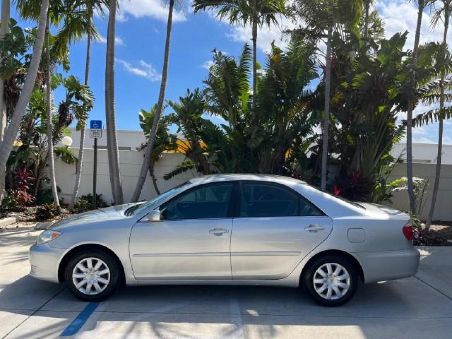 2006 Lunar Mist Metallic /Stone Toyota Camry LE LOW MILES 50,422 (4T1BE30K86U) with an 2.4L DOHC SEFI 16-Valve 4-Cyl Engine engine, Automatic transmission, located at 4701 North Dixie Hwy, Pompano Beach, FL, 33064, (954) 422-2889, 26.240938, -80.123474 - 2006 TOYOTA CAMRY LE ROAD READY 2.4L I4 VIN: 4T1BE30K86U115326 NO RECALLS 34 MPG SEDAN 4 DR FLORIDA OWNER 2.4L I4 F DOHC 16V 19 SERVICE RECORDS GASOLINE LOW MILES 50,422 FRONT WHEEL DRIVE POWER SEATS/MIRRORS Cruise Control Electronic Braking System FWD Front Bucket Seats Steering Wheel Mounted Contr - Photo#4