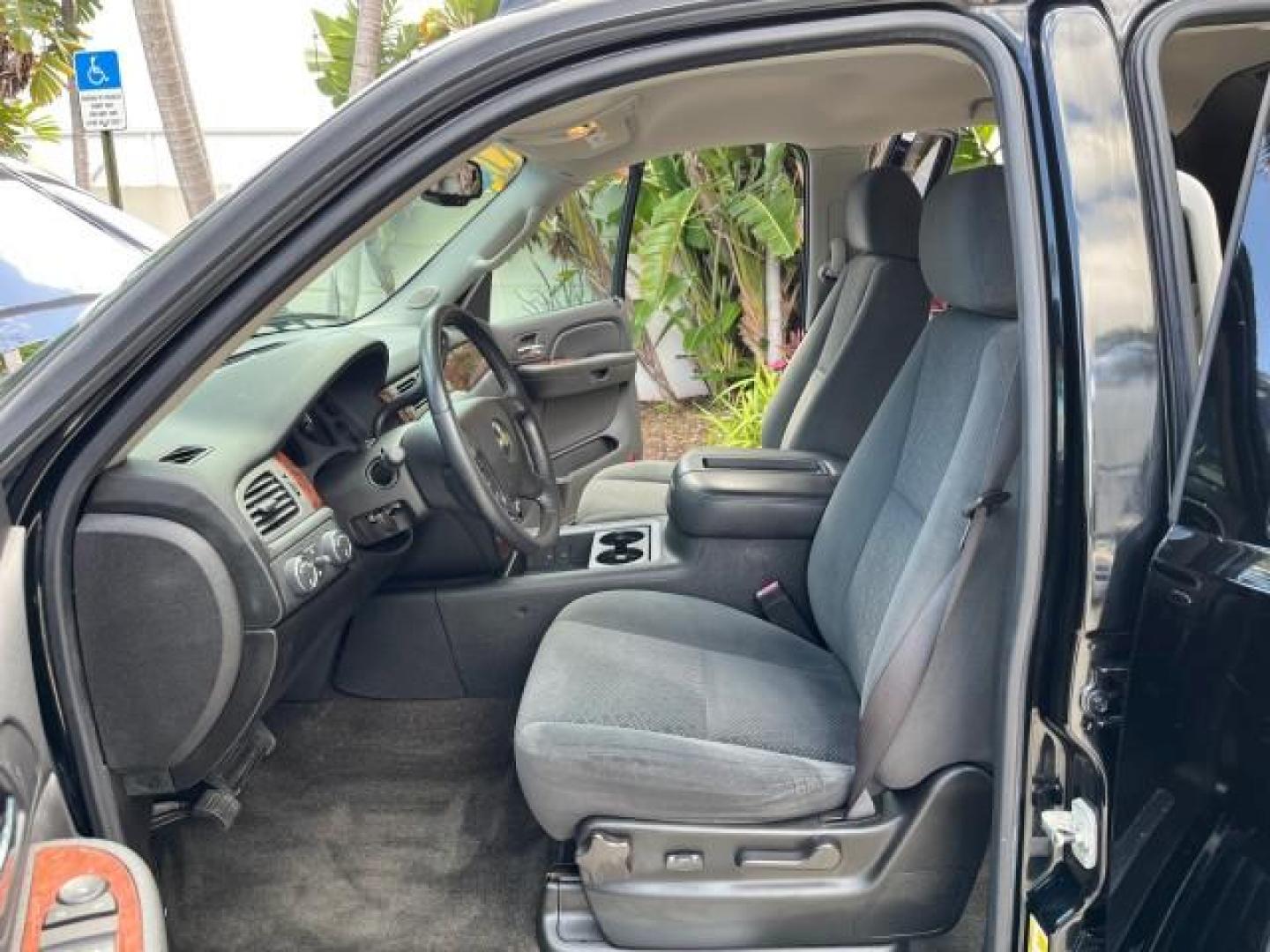 2008 Black /Dark Titanium/Lt Titanium Chevrolet Avalanche 4WD 1 OWNER LOW MILES 61,221 (3GNFK12378G) with an 5.3L Vortec 1000 V8 SFI Flex-Fuel Engine engine, Automatic transmission, located at 4701 North Dixie Hwy, Pompano Beach, FL, 33064, (954) 422-2889, 26.240938, -80.123474 - OUR WEBPAGE FLORIDACARS1.COM HAS OVER 100 PHOTOS AND FREE CARFAX LINK 2008 CHEVROLET AVALANCHE LS ROAD READY 5.3L V8 4X4 VIN: 3GNFK12378G164801 ON DEMAND 4WD SPORT PICKUP LOW MILES 61,221 5.3L V8 F BLUETOOTH NO RECALLS 5.3FT BED FLEX FUEL POWER MIRRORS DUAL ZONE AC REAR WHEEL DRIVE W/ 4X4 POWER SEAT - Photo#10