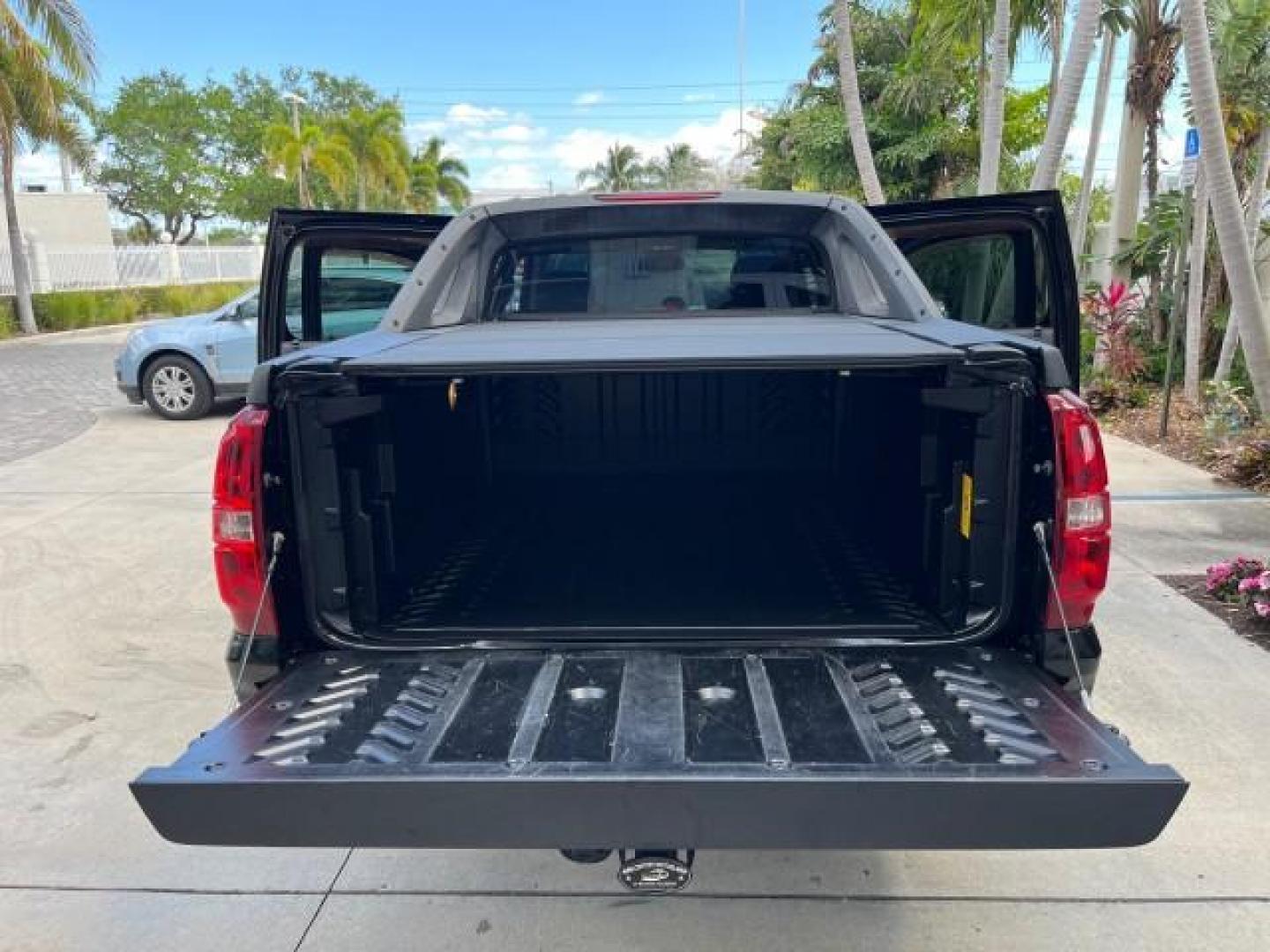 2008 Black /Dark Titanium/Lt Titanium Chevrolet Avalanche 4WD 1 OWNER LOW MILES 61,221 (3GNFK12378G) with an 5.3L Vortec 1000 V8 SFI Flex-Fuel Engine engine, Automatic transmission, located at 4701 North Dixie Hwy, Pompano Beach, FL, 33064, (954) 422-2889, 26.240938, -80.123474 - OUR WEBPAGE FLORIDACARS1.COM HAS OVER 100 PHOTOS AND FREE CARFAX LINK 2008 CHEVROLET AVALANCHE LS ROAD READY 5.3L V8 4X4 VIN: 3GNFK12378G164801 ON DEMAND 4WD SPORT PICKUP LOW MILES 61,221 5.3L V8 F BLUETOOTH NO RECALLS 5.3FT BED FLEX FUEL POWER MIRRORS DUAL ZONE AC REAR WHEEL DRIVE W/ 4X4 POWER SEAT - Photo#15