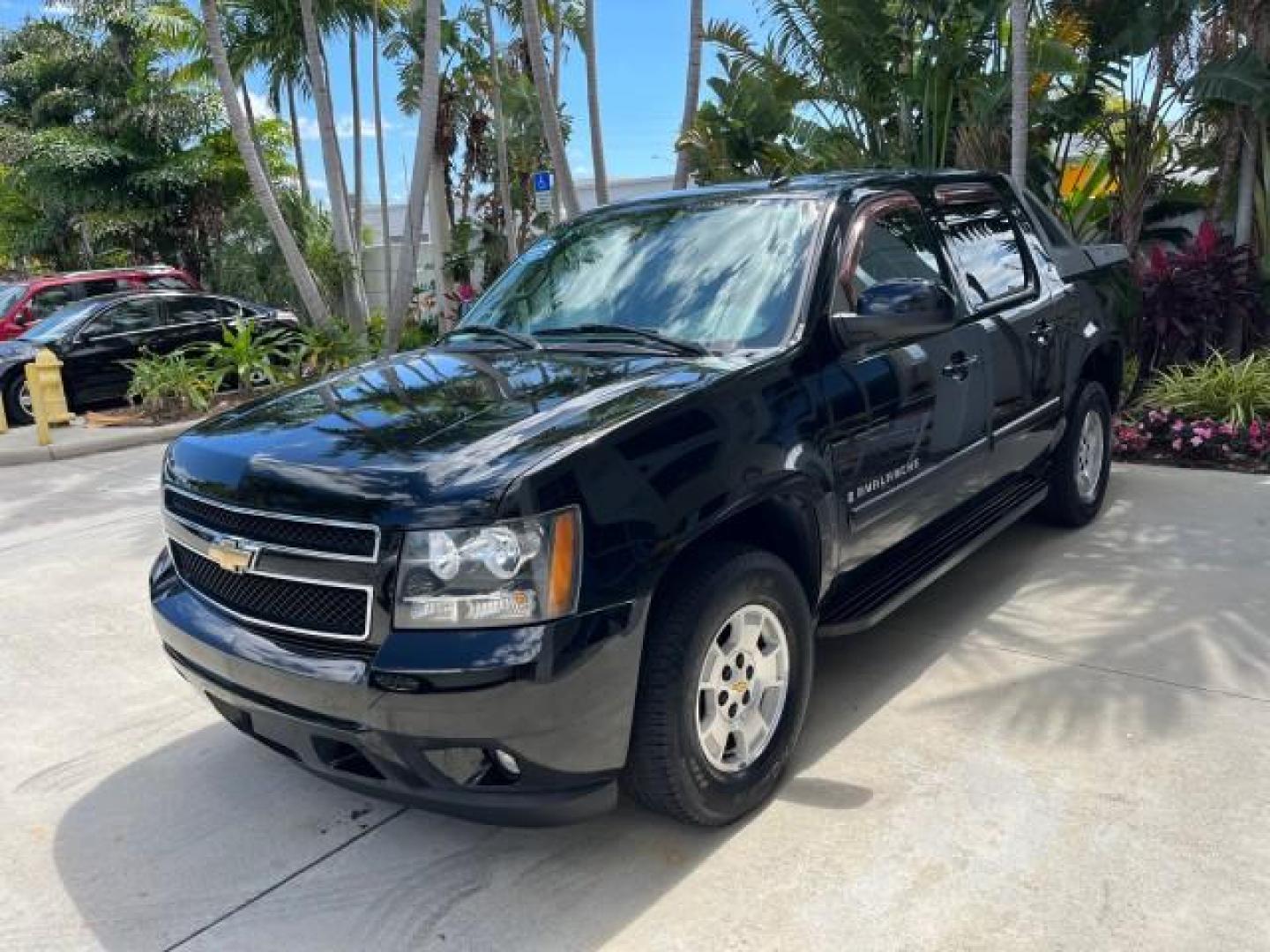 2008 Black /Dark Titanium/Lt Titanium Chevrolet Avalanche 4WD 1 OWNER LOW MILES 61,221 (3GNFK12378G) with an 5.3L Vortec 1000 V8 SFI Flex-Fuel Engine engine, Automatic transmission, located at 4701 North Dixie Hwy, Pompano Beach, FL, 33064, (954) 422-2889, 26.240938, -80.123474 - OUR WEBPAGE FLORIDACARS1.COM HAS OVER 100 PHOTOS AND FREE CARFAX LINK 2008 CHEVROLET AVALANCHE LS ROAD READY 5.3L V8 4X4 VIN: 3GNFK12378G164801 ON DEMAND 4WD SPORT PICKUP LOW MILES 61,221 5.3L V8 F BLUETOOTH NO RECALLS 5.3FT BED FLEX FUEL POWER MIRRORS DUAL ZONE AC REAR WHEEL DRIVE W/ 4X4 POWER SEAT - Photo#3