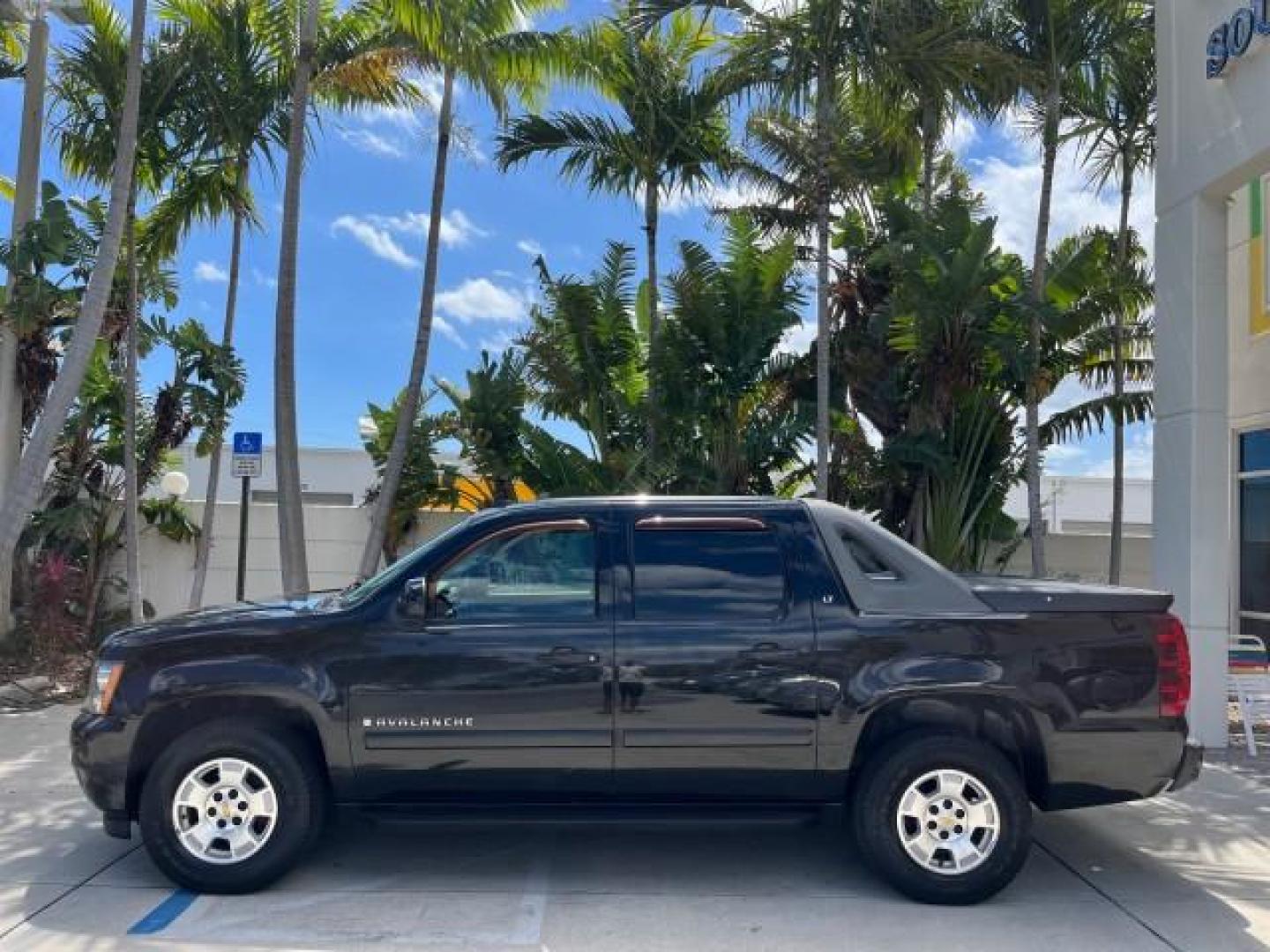 2008 Black /Dark Titanium/Lt Titanium Chevrolet Avalanche 4WD 1 OWNER LOW MILES 61,221 (3GNFK12378G) with an 5.3L Vortec 1000 V8 SFI Flex-Fuel Engine engine, Automatic transmission, located at 4701 North Dixie Hwy, Pompano Beach, FL, 33064, (954) 422-2889, 26.240938, -80.123474 - OUR WEBPAGE FLORIDACARS1.COM HAS OVER 100 PHOTOS AND FREE CARFAX LINK 2008 CHEVROLET AVALANCHE LS ROAD READY 5.3L V8 4X4 VIN: 3GNFK12378G164801 ON DEMAND 4WD SPORT PICKUP LOW MILES 61,221 5.3L V8 F BLUETOOTH NO RECALLS 5.3FT BED FLEX FUEL POWER MIRRORS DUAL ZONE AC REAR WHEEL DRIVE W/ 4X4 POWER SEAT - Photo#4