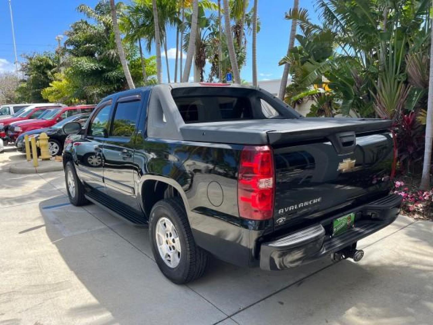 2008 Black /Dark Titanium/Lt Titanium Chevrolet Avalanche 4WD 1 OWNER LOW MILES 61,221 (3GNFK12378G) with an 5.3L Vortec 1000 V8 SFI Flex-Fuel Engine engine, Automatic transmission, located at 4701 North Dixie Hwy, Pompano Beach, FL, 33064, (954) 422-2889, 26.240938, -80.123474 - OUR WEBPAGE FLORIDACARS1.COM HAS OVER 100 PHOTOS AND FREE CARFAX LINK 2008 CHEVROLET AVALANCHE LS ROAD READY 5.3L V8 4X4 VIN: 3GNFK12378G164801 ON DEMAND 4WD SPORT PICKUP LOW MILES 61,221 5.3L V8 F BLUETOOTH NO RECALLS 5.3FT BED FLEX FUEL POWER MIRRORS DUAL ZONE AC REAR WHEEL DRIVE W/ 4X4 POWER SEAT - Photo#5