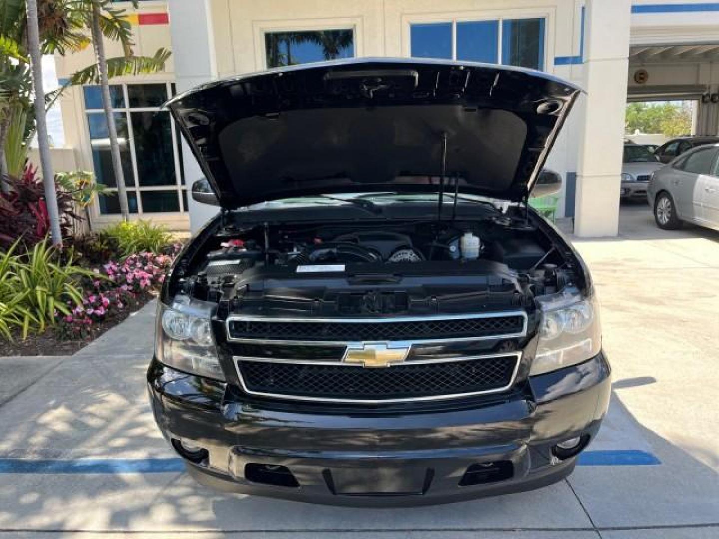 2008 Black /Dark Titanium/Lt Titanium Chevrolet Avalanche 4WD 1 OWNER LOW MILES 61,221 (3GNFK12378G) with an 5.3L Vortec 1000 V8 SFI Flex-Fuel Engine engine, Automatic transmission, located at 4701 North Dixie Hwy, Pompano Beach, FL, 33064, (954) 422-2889, 26.240938, -80.123474 - OUR WEBPAGE FLORIDACARS1.COM HAS OVER 100 PHOTOS AND FREE CARFAX LINK 2008 CHEVROLET AVALANCHE LS ROAD READY 5.3L V8 4X4 VIN: 3GNFK12378G164801 ON DEMAND 4WD SPORT PICKUP LOW MILES 61,221 5.3L V8 F BLUETOOTH NO RECALLS 5.3FT BED FLEX FUEL POWER MIRRORS DUAL ZONE AC REAR WHEEL DRIVE W/ 4X4 POWER SEAT - Photo#62