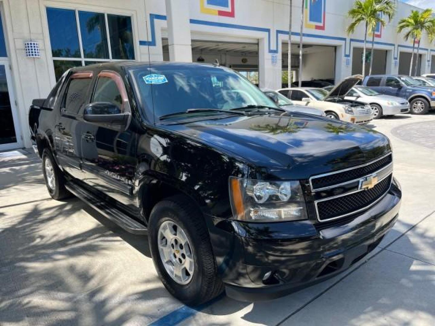 2008 Black /Dark Titanium/Lt Titanium Chevrolet Avalanche 4WD 1 OWNER LOW MILES 61,221 (3GNFK12378G) with an 5.3L Vortec 1000 V8 SFI Flex-Fuel Engine engine, Automatic transmission, located at 4701 North Dixie Hwy, Pompano Beach, FL, 33064, (954) 422-2889, 26.240938, -80.123474 - OUR WEBPAGE FLORIDACARS1.COM HAS OVER 100 PHOTOS AND FREE CARFAX LINK 2008 CHEVROLET AVALANCHE LS ROAD READY 5.3L V8 4X4 VIN: 3GNFK12378G164801 ON DEMAND 4WD SPORT PICKUP LOW MILES 61,221 5.3L V8 F BLUETOOTH NO RECALLS 5.3FT BED FLEX FUEL POWER MIRRORS DUAL ZONE AC REAR WHEEL DRIVE W/ 4X4 POWER SEAT - Photo#67