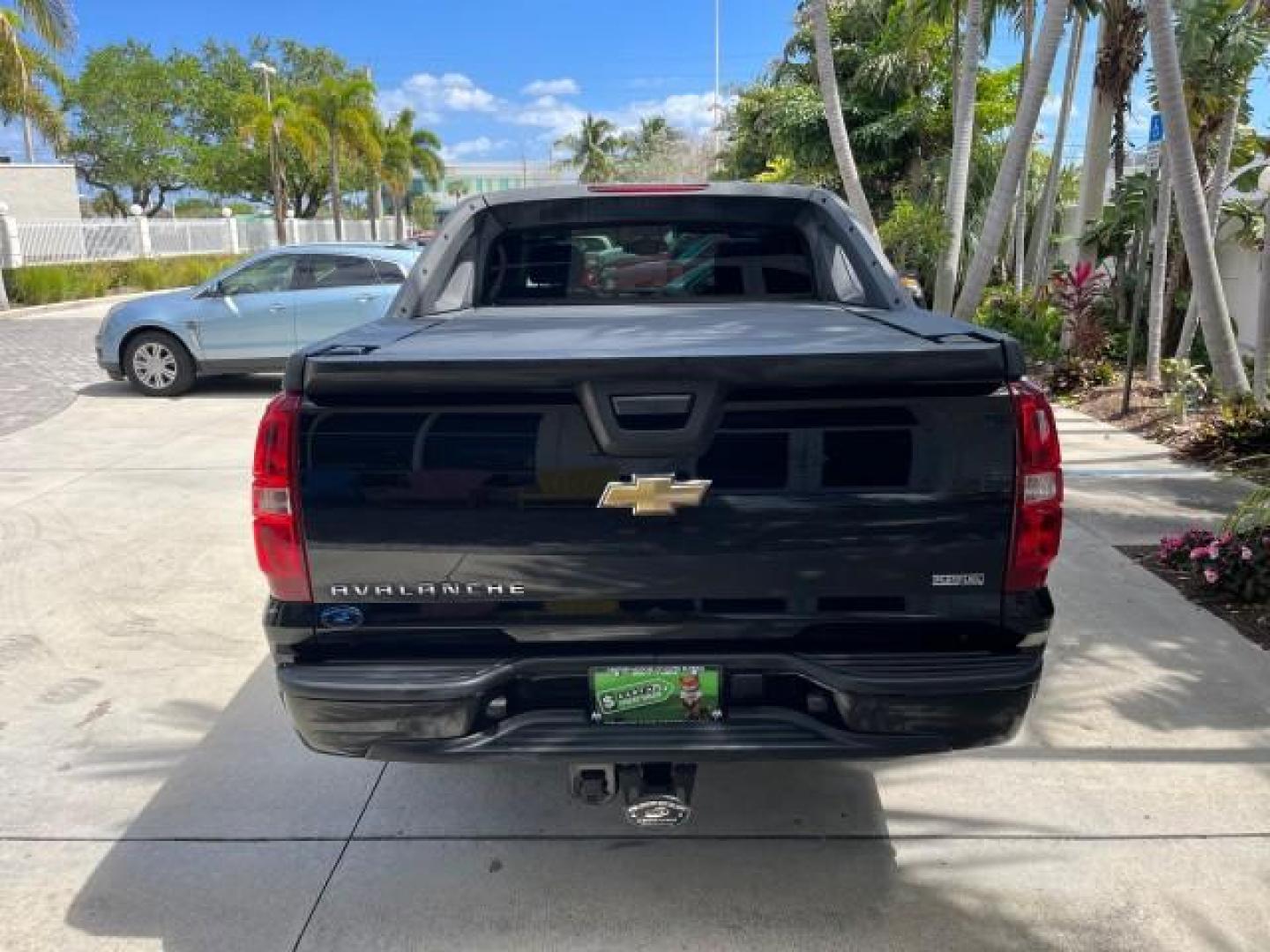 2008 Black /Dark Titanium/Lt Titanium Chevrolet Avalanche 4WD 1 OWNER LOW MILES 61,221 (3GNFK12378G) with an 5.3L Vortec 1000 V8 SFI Flex-Fuel Engine engine, Automatic transmission, located at 4701 North Dixie Hwy, Pompano Beach, FL, 33064, (954) 422-2889, 26.240938, -80.123474 - OUR WEBPAGE FLORIDACARS1.COM HAS OVER 100 PHOTOS AND FREE CARFAX LINK 2008 CHEVROLET AVALANCHE LS ROAD READY 5.3L V8 4X4 VIN: 3GNFK12378G164801 ON DEMAND 4WD SPORT PICKUP LOW MILES 61,221 5.3L V8 F BLUETOOTH NO RECALLS 5.3FT BED FLEX FUEL POWER MIRRORS DUAL ZONE AC REAR WHEEL DRIVE W/ 4X4 POWER SEAT - Photo#6