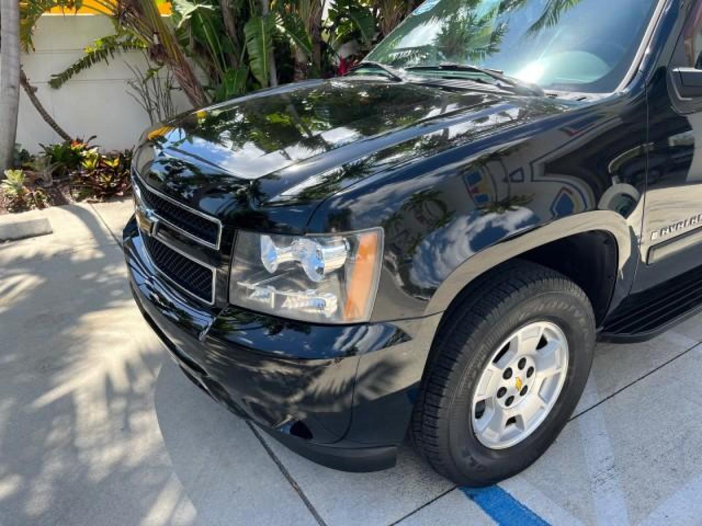 2008 Black /Dark Titanium/Lt Titanium Chevrolet Avalanche 4WD 1 OWNER LOW MILES 61,221 (3GNFK12378G) with an 5.3L Vortec 1000 V8 SFI Flex-Fuel Engine engine, Automatic transmission, located at 4701 North Dixie Hwy, Pompano Beach, FL, 33064, (954) 422-2889, 26.240938, -80.123474 - OUR WEBPAGE FLORIDACARS1.COM HAS OVER 100 PHOTOS AND FREE CARFAX LINK 2008 CHEVROLET AVALANCHE LS ROAD READY 5.3L V8 4X4 VIN: 3GNFK12378G164801 ON DEMAND 4WD SPORT PICKUP LOW MILES 61,221 5.3L V8 F BLUETOOTH NO RECALLS 5.3FT BED FLEX FUEL POWER MIRRORS DUAL ZONE AC REAR WHEEL DRIVE W/ 4X4 POWER SEAT - Photo#79