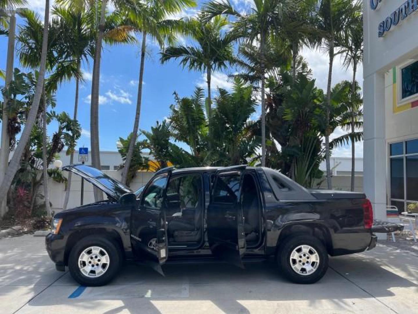 2008 Black /Dark Titanium/Lt Titanium Chevrolet Avalanche 4WD 1 OWNER LOW MILES 61,221 (3GNFK12378G) with an 5.3L Vortec 1000 V8 SFI Flex-Fuel Engine engine, Automatic transmission, located at 4701 North Dixie Hwy, Pompano Beach, FL, 33064, (954) 422-2889, 26.240938, -80.123474 - OUR WEBPAGE FLORIDACARS1.COM HAS OVER 100 PHOTOS AND FREE CARFAX LINK 2008 CHEVROLET AVALANCHE LS ROAD READY 5.3L V8 4X4 VIN: 3GNFK12378G164801 ON DEMAND 4WD SPORT PICKUP LOW MILES 61,221 5.3L V8 F BLUETOOTH NO RECALLS 5.3FT BED FLEX FUEL POWER MIRRORS DUAL ZONE AC REAR WHEEL DRIVE W/ 4X4 POWER SEAT - Photo#8