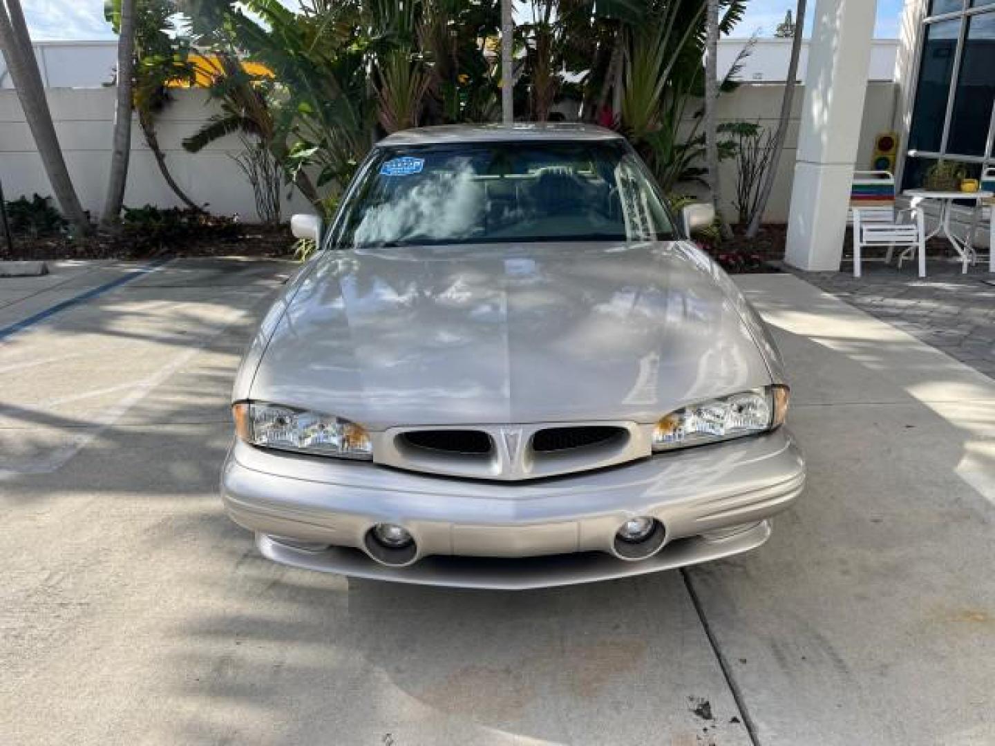 1998 Silvermist (Met) /Camel Pontiac Bonneville SLE LEATHER LOW MILES 43,906 (1G2HX52K4WH) with an 3.8L SFI V6 3800 Series II Engine engine, Automatic transmission, located at 4701 North Dixie Hwy, Pompano Beach, FL, 33064, (954) 422-2889, 26.240938, -80.123474 - 1998 PONTIAC BONNEVILLE SLE LEATHER ROAD READY 3.8L V6 VIN: 1G2HX52K4WH211131 NO ACCIDENTS 30 MPG SEDAN 4 DR NO RECALLS 3.8L V6 F OHV LOW MILES 43,906 GASOLINE POWER LEATHER SEATS FRONT WHEEL DRIVE POWER MIRRORS Alloy Wheels ABS Brakes CD Audio Power Seat(s) Traction Control AM/FM Stereo Cruise Cont - Photo#2