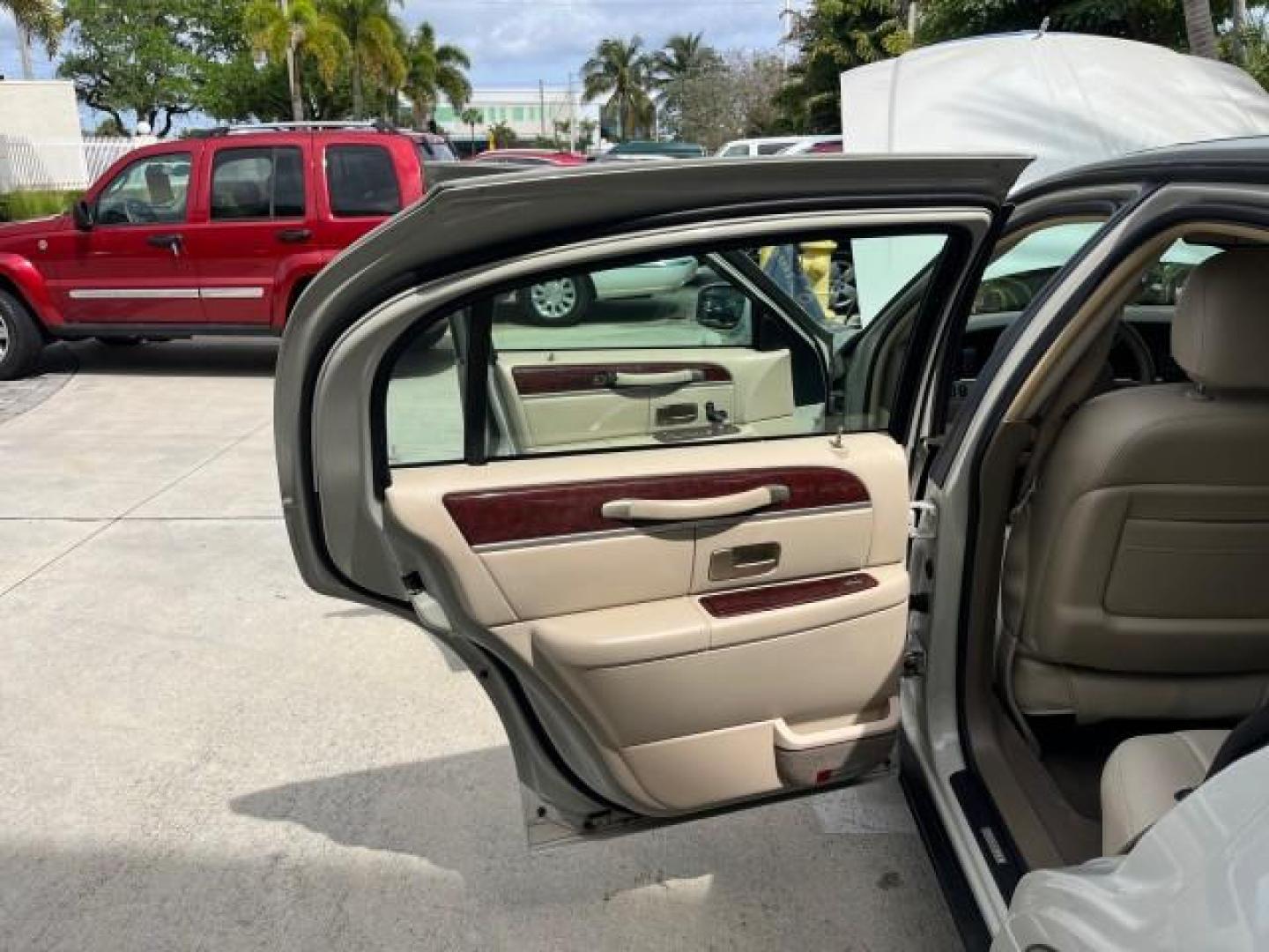 2005 Ceramic White Tri-Coat /Shale/Dove Lincoln Town Car Signature LOW MILES 67,323 (1LNHM81W55Y) with an 4.6L SOHC SMPI V8 Engine engine, Automatic transmission, located at 4701 North Dixie Hwy, Pompano Beach, FL, 33064, (954) 422-2889, 26.240938, -80.123474 - 2005 LINCOLN TOWN CAR SIGNATURE NEW $42,025 ROAD READY VIN: 1LNHM81W55Y644283 NO ACCIDENTS NO RECALLS SEDAN 4 DR LOW MILES 67,323 4.6L V8 4.6L V8 F OHV 16V POWER LEATHER SEATS/MIRRORS GASOLINE 24 SERVICE RECORDS REAR WHEEL DRIVE PARKING SENSORS DUAL ZONE AC ADD $8,000 FOR PRESIDENTIAL PKG Alloy Whee - Photo#13