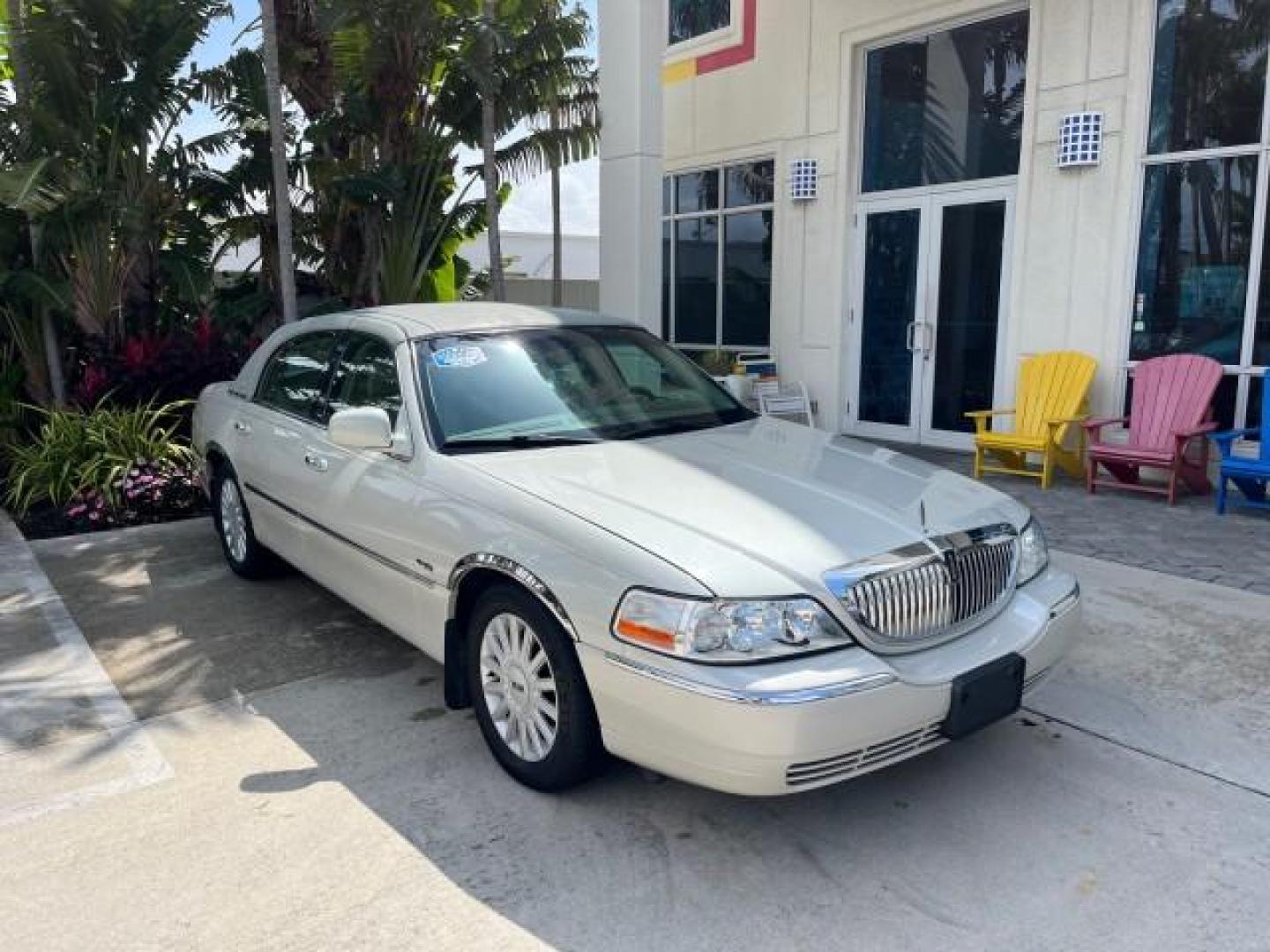 2005 Ceramic White Tri-Coat /Shale/Dove Lincoln Town Car Signature LOW MILES 67,323 (1LNHM81W55Y) with an 4.6L SOHC SMPI V8 Engine engine, Automatic transmission, located at 4701 North Dixie Hwy, Pompano Beach, FL, 33064, (954) 422-2889, 26.240938, -80.123474 - 2005 LINCOLN TOWN CAR SIGNATURE NEW $42,025 ROAD READY VIN: 1LNHM81W55Y644283 NO ACCIDENTS NO RECALLS SEDAN 4 DR LOW MILES 67,323 4.6L V8 4.6L V8 F OHV 16V POWER LEATHER SEATS/MIRRORS GASOLINE 24 SERVICE RECORDS REAR WHEEL DRIVE PARKING SENSORS DUAL ZONE AC ADD $8,000 FOR PRESIDENTIAL PKG Alloy Whee - Photo#1