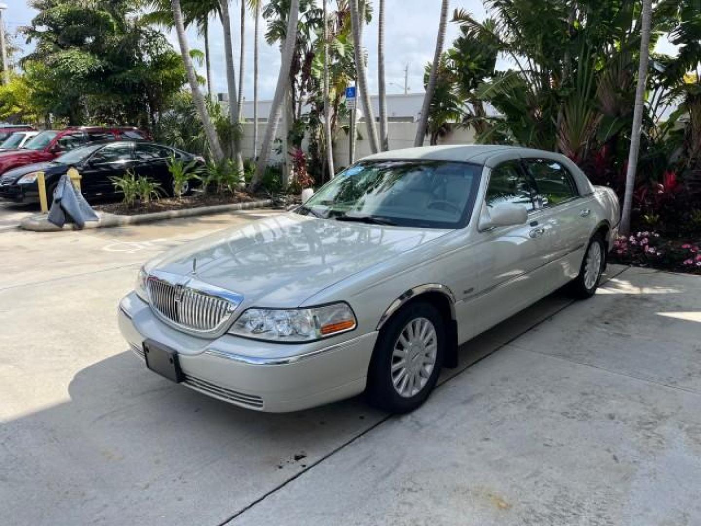 2005 Ceramic White Tri-Coat /Shale/Dove Lincoln Town Car Signature LOW MILES 67,323 (1LNHM81W55Y) with an 4.6L SOHC SMPI V8 Engine engine, Automatic transmission, located at 4701 North Dixie Hwy, Pompano Beach, FL, 33064, (954) 422-2889, 26.240938, -80.123474 - 2005 LINCOLN TOWN CAR SIGNATURE NEW $42,025 ROAD READY VIN: 1LNHM81W55Y644283 NO ACCIDENTS NO RECALLS SEDAN 4 DR LOW MILES 67,323 4.6L V8 4.6L V8 F OHV 16V POWER LEATHER SEATS/MIRRORS GASOLINE 24 SERVICE RECORDS REAR WHEEL DRIVE PARKING SENSORS DUAL ZONE AC ADD $8,000 FOR PRESIDENTIAL PKG Alloy Whee - Photo#3