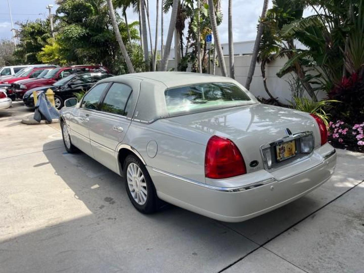 2005 Ceramic White Tri-Coat /Shale/Dove Lincoln Town Car Signature LOW MILES 67,323 (1LNHM81W55Y) with an 4.6L SOHC SMPI V8 Engine engine, Automatic transmission, located at 4701 North Dixie Hwy, Pompano Beach, FL, 33064, (954) 422-2889, 26.240938, -80.123474 - 2005 LINCOLN TOWN CAR SIGNATURE NEW $42,025 ROAD READY VIN: 1LNHM81W55Y644283 NO ACCIDENTS NO RECALLS SEDAN 4 DR LOW MILES 67,323 4.6L V8 4.6L V8 F OHV 16V POWER LEATHER SEATS/MIRRORS GASOLINE 24 SERVICE RECORDS REAR WHEEL DRIVE PARKING SENSORS DUAL ZONE AC ADD $8,000 FOR PRESIDENTIAL PKG Alloy Whee - Photo#5