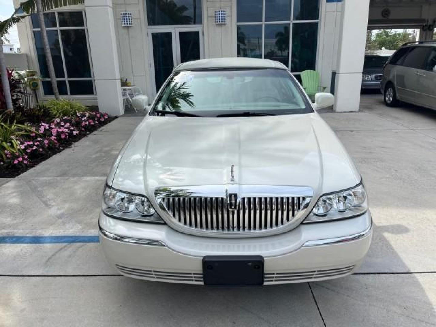 2005 Ceramic White Tri-Coat /Shale/Dove Lincoln Town Car Signature LOW MILES 67,323 (1LNHM81W55Y) with an 4.6L SOHC SMPI V8 Engine engine, Automatic transmission, located at 4701 North Dixie Hwy, Pompano Beach, FL, 33064, (954) 422-2889, 26.240938, -80.123474 - 2005 LINCOLN TOWN CAR SIGNATURE NEW $42,025 ROAD READY VIN: 1LNHM81W55Y644283 NO ACCIDENTS NO RECALLS SEDAN 4 DR LOW MILES 67,323 4.6L V8 4.6L V8 F OHV 16V POWER LEATHER SEATS/MIRRORS GASOLINE 24 SERVICE RECORDS REAR WHEEL DRIVE PARKING SENSORS DUAL ZONE AC ADD $8,000 FOR PRESIDENTIAL PKG Alloy Whee - Photo#62