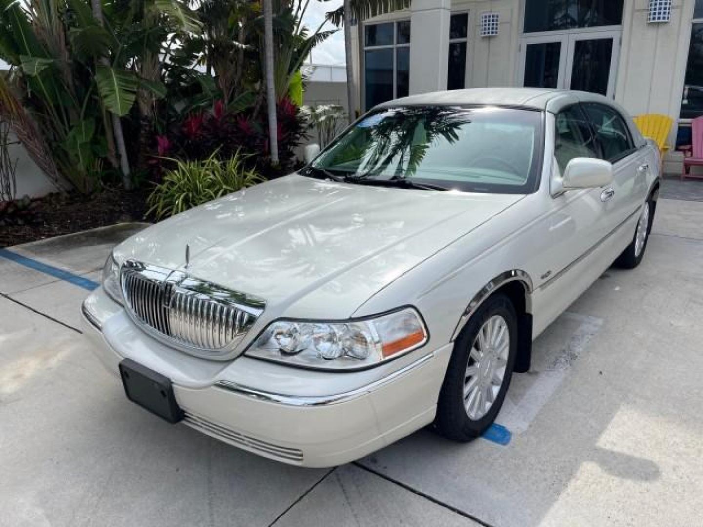 2005 Ceramic White Tri-Coat /Shale/Dove Lincoln Town Car Signature LOW MILES 67,323 (1LNHM81W55Y) with an 4.6L SOHC SMPI V8 Engine engine, Automatic transmission, located at 4701 North Dixie Hwy, Pompano Beach, FL, 33064, (954) 422-2889, 26.240938, -80.123474 - 2005 LINCOLN TOWN CAR SIGNATURE NEW $42,025 ROAD READY VIN: 1LNHM81W55Y644283 NO ACCIDENTS NO RECALLS SEDAN 4 DR LOW MILES 67,323 4.6L V8 4.6L V8 F OHV 16V POWER LEATHER SEATS/MIRRORS GASOLINE 24 SERVICE RECORDS REAR WHEEL DRIVE PARKING SENSORS DUAL ZONE AC ADD $8,000 FOR PRESIDENTIAL PKG Alloy Whee - Photo#64