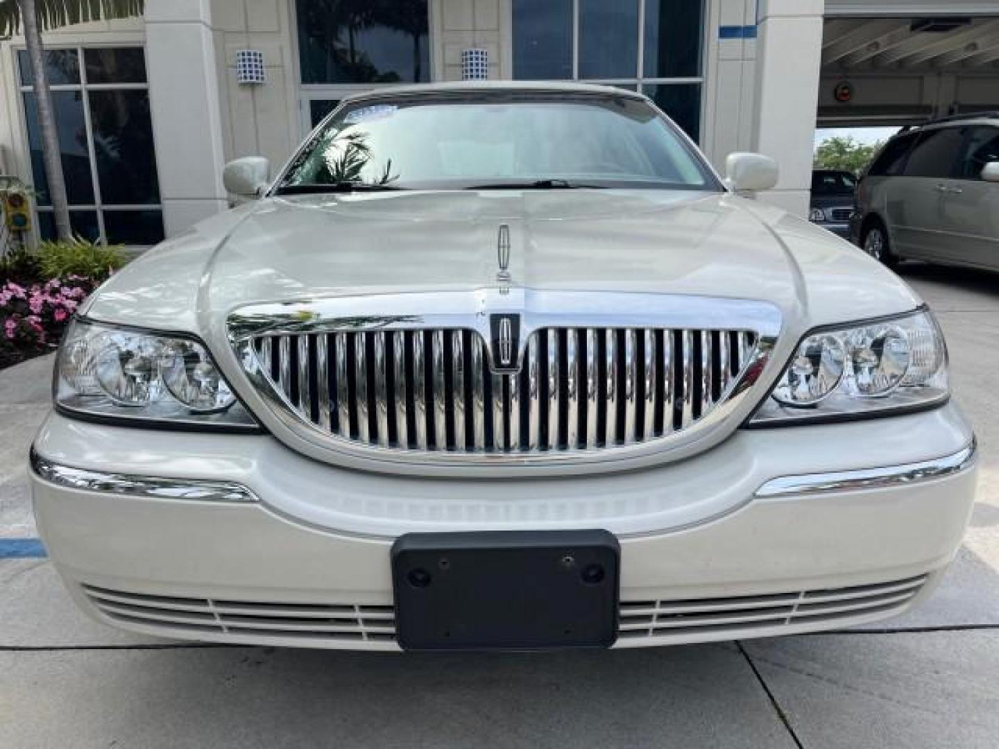 2005 Ceramic White Tri-Coat /Shale/Dove Lincoln Town Car Signature LOW MILES 67,323 (1LNHM81W55Y) with an 4.6L SOHC SMPI V8 Engine engine, Automatic transmission, located at 4701 North Dixie Hwy, Pompano Beach, FL, 33064, (954) 422-2889, 26.240938, -80.123474 - 2005 LINCOLN TOWN CAR SIGNATURE NEW $42,025 ROAD READY VIN: 1LNHM81W55Y644283 NO ACCIDENTS NO RECALLS SEDAN 4 DR LOW MILES 67,323 4.6L V8 4.6L V8 F OHV 16V POWER LEATHER SEATS/MIRRORS GASOLINE 24 SERVICE RECORDS REAR WHEEL DRIVE PARKING SENSORS DUAL ZONE AC ADD $8,000 FOR PRESIDENTIAL PKG Alloy Whee - Photo#68