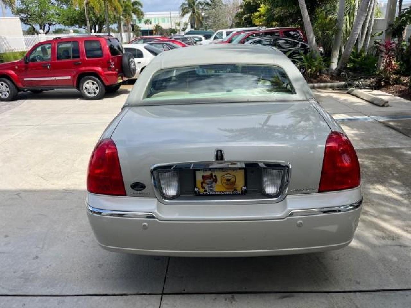 2005 Ceramic White Tri-Coat /Shale/Dove Lincoln Town Car Signature LOW MILES 67,323 (1LNHM81W55Y) with an 4.6L SOHC SMPI V8 Engine engine, Automatic transmission, located at 4701 North Dixie Hwy, Pompano Beach, FL, 33064, (954) 422-2889, 26.240938, -80.123474 - 2005 LINCOLN TOWN CAR SIGNATURE NEW $42,025 ROAD READY VIN: 1LNHM81W55Y644283 NO ACCIDENTS NO RECALLS SEDAN 4 DR LOW MILES 67,323 4.6L V8 4.6L V8 F OHV 16V POWER LEATHER SEATS/MIRRORS GASOLINE 24 SERVICE RECORDS REAR WHEEL DRIVE PARKING SENSORS DUAL ZONE AC ADD $8,000 FOR PRESIDENTIAL PKG Alloy Whee - Photo#6