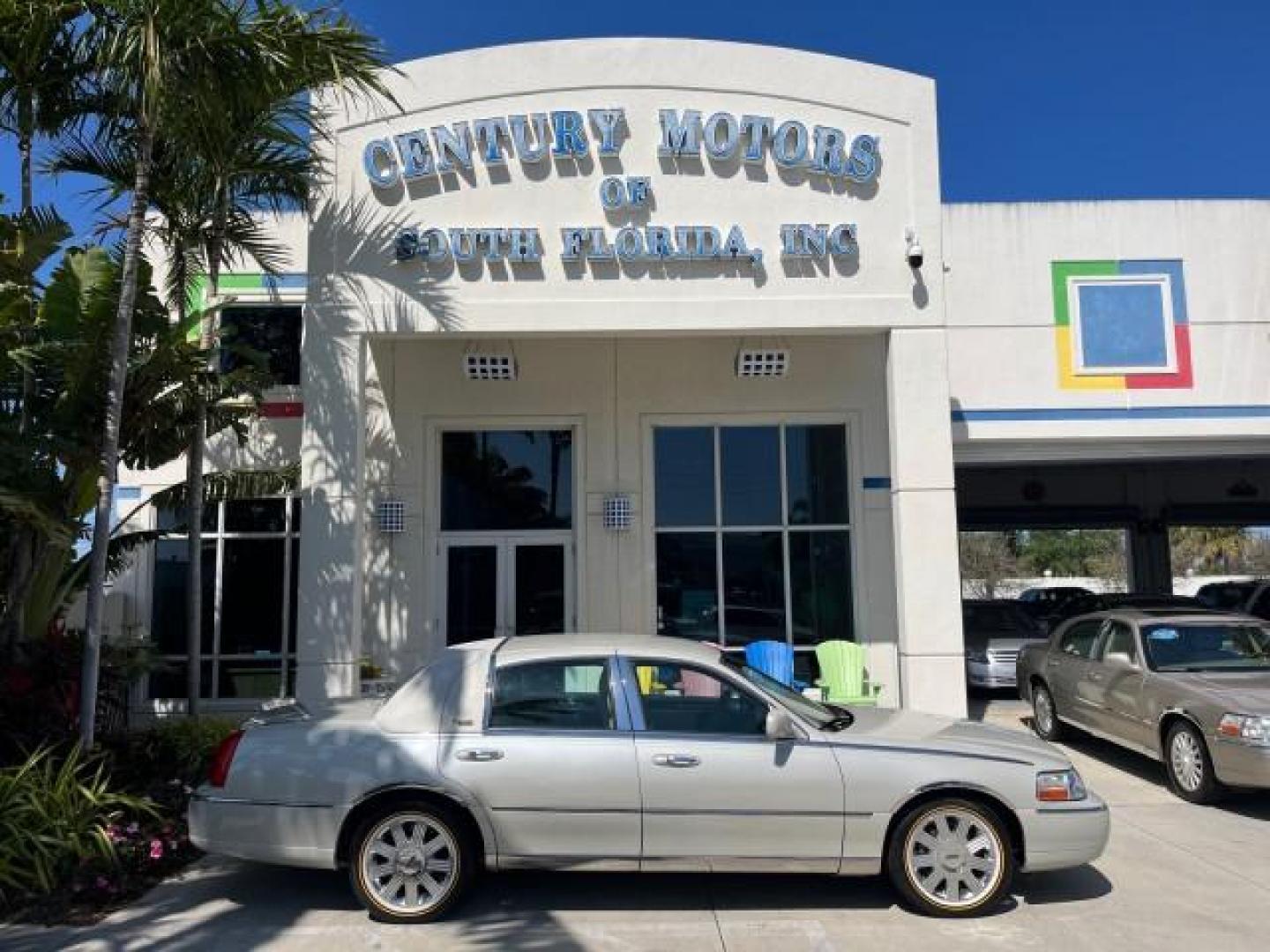 2005 Ceramic White Tri-Coat /Shale/Dove Lincoln Town Car Signature Limited LOW MILES 23,114 (1LNHM82W35Y) with an 4.6L SOHC SMPI V8 Engine engine, Automatic transmission, located at 4701 North Dixie Hwy, Pompano Beach, FL, 33064, (954) 422-2889, 26.240938, -80.123474 - OUR WEBPAGE FLORIDACARS1.COM HAS OVER 100 PHOTOS AND FREE CARFAX LINK 2005 LINCOLN TOWN CAR SIGNATURE LIMITED ROAD READY NEW $42,920 VIN: 1LNHM82W35Y626251 FLORIDA OWNER 4,6L V8 SEDAN 4 DR NO ACCIDENTS 4.6L V8 F OHV 16V POWER LEATHER SEATS GASOLINE LOW MILES 23,114 POWER MIRRORS 25 MPG REAR WHEEL DR - Photo#0