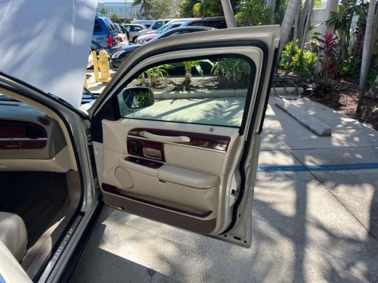 2005 Ceramic White Tri-Coat /Shale/Dove Lincoln Town Car Signature Limited LOW MILES 23,114 (1LNHM82W35Y) with an 4.6L SOHC SMPI V8 Engine engine, Automatic transmission, located at 4701 North Dixie Hwy, Pompano Beach, FL, 33064, (954) 422-2889, 26.240938, -80.123474 - OUR WEBPAGE FLORIDACARS1.COM HAS OVER 100 PHOTOS AND FREE CARFAX LINK 2005 LINCOLN TOWN CAR SIGNATURE LIMITED ROAD READY NEW $42,920 VIN: 1LNHM82W35Y626251 FLORIDA OWNER 4,6L V8 SEDAN 4 DR NO ACCIDENTS 4.6L V8 F OHV 16V POWER LEATHER SEATS GASOLINE LOW MILES 23,114 POWER MIRRORS 25 MPG REAR WHEEL DR - Photo#11