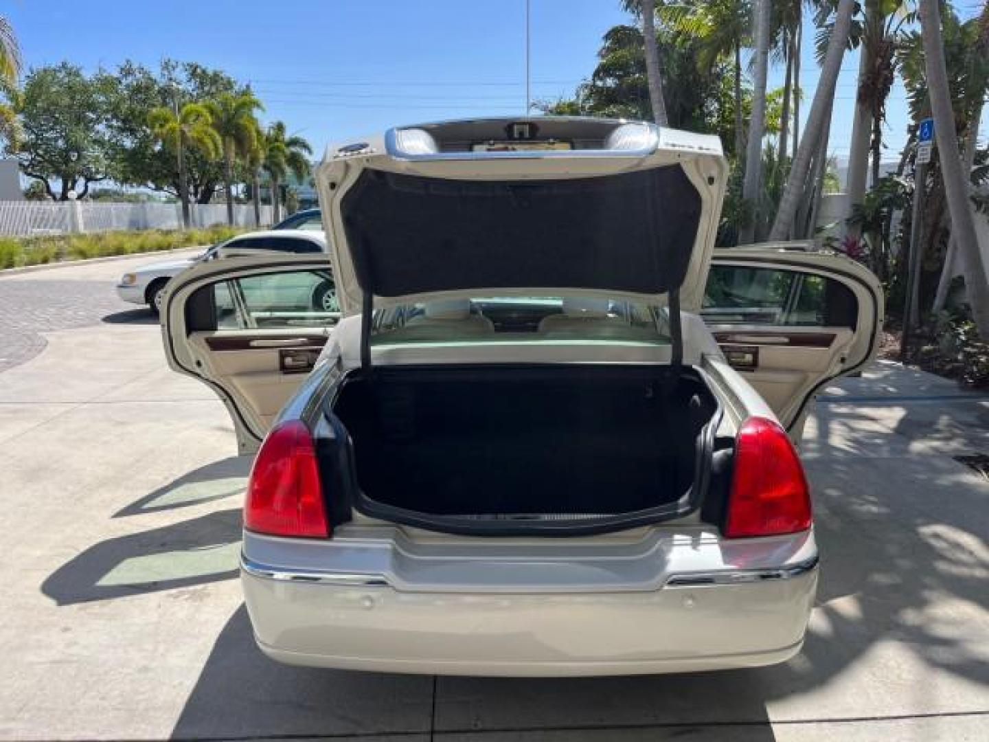 2005 Ceramic White Tri-Coat /Shale/Dove Lincoln Town Car Signature Limited LOW MILES 23,114 (1LNHM82W35Y) with an 4.6L SOHC SMPI V8 Engine engine, Automatic transmission, located at 4701 North Dixie Hwy, Pompano Beach, FL, 33064, (954) 422-2889, 26.240938, -80.123474 - OUR WEBPAGE FLORIDACARS1.COM HAS OVER 100 PHOTOS AND FREE CARFAX LINK 2005 LINCOLN TOWN CAR SIGNATURE LIMITED ROAD READY NEW $42,920 VIN: 1LNHM82W35Y626251 FLORIDA OWNER 4,6L V8 SEDAN 4 DR NO ACCIDENTS 4.6L V8 F OHV 16V POWER LEATHER SEATS GASOLINE LOW MILES 23,114 POWER MIRRORS 25 MPG REAR WHEEL DR - Photo#15