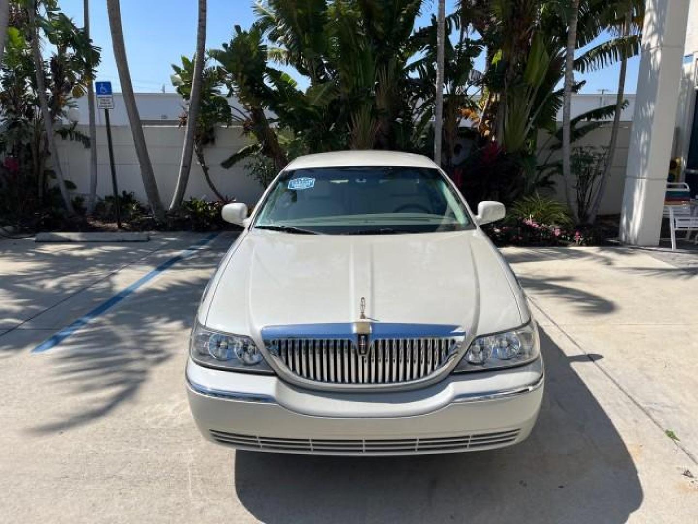 2005 Ceramic White Tri-Coat /Shale/Dove Lincoln Town Car Signature Limited LOW MILES 23,114 (1LNHM82W35Y) with an 4.6L SOHC SMPI V8 Engine engine, Automatic transmission, located at 4701 North Dixie Hwy, Pompano Beach, FL, 33064, (954) 422-2889, 26.240938, -80.123474 - OUR WEBPAGE FLORIDACARS1.COM HAS OVER 100 PHOTOS AND FREE CARFAX LINK 2005 LINCOLN TOWN CAR SIGNATURE LIMITED ROAD READY NEW $42,920 VIN: 1LNHM82W35Y626251 FLORIDA OWNER 4,6L V8 SEDAN 4 DR NO ACCIDENTS 4.6L V8 F OHV 16V POWER LEATHER SEATS GASOLINE LOW MILES 23,114 POWER MIRRORS 25 MPG REAR WHEEL DR - Photo#2