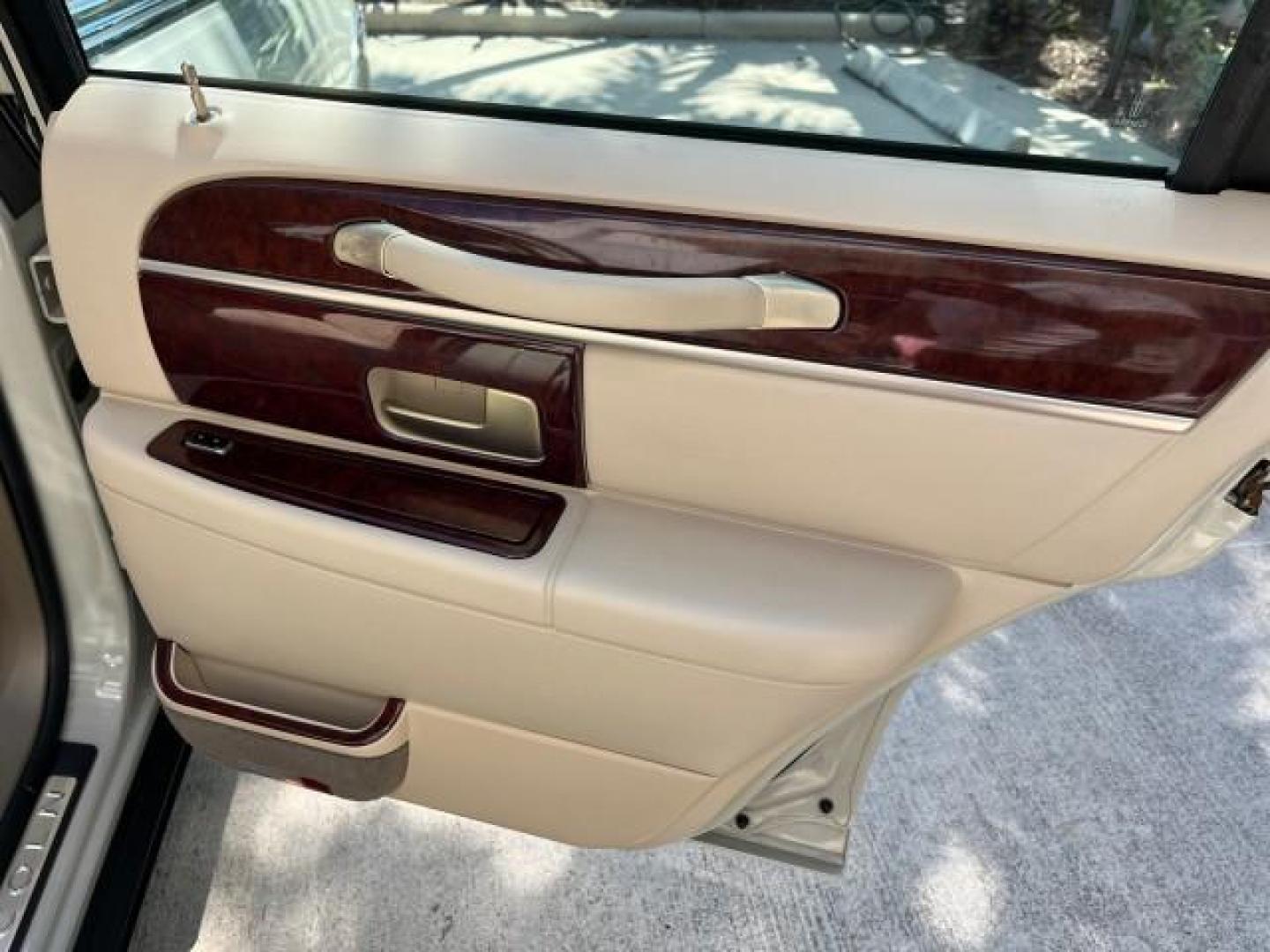 2005 Ceramic White Tri-Coat /Shale/Dove Lincoln Town Car Signature Limited LOW MILES 23,114 (1LNHM82W35Y) with an 4.6L SOHC SMPI V8 Engine engine, Automatic transmission, located at 4701 North Dixie Hwy, Pompano Beach, FL, 33064, (954) 422-2889, 26.240938, -80.123474 - OUR WEBPAGE FLORIDACARS1.COM HAS OVER 100 PHOTOS AND FREE CARFAX LINK 2005 LINCOLN TOWN CAR SIGNATURE LIMITED ROAD READY NEW $42,920 VIN: 1LNHM82W35Y626251 FLORIDA OWNER 4,6L V8 SEDAN 4 DR NO ACCIDENTS 4.6L V8 F OHV 16V POWER LEATHER SEATS GASOLINE LOW MILES 23,114 POWER MIRRORS 25 MPG REAR WHEEL DR - Photo#29