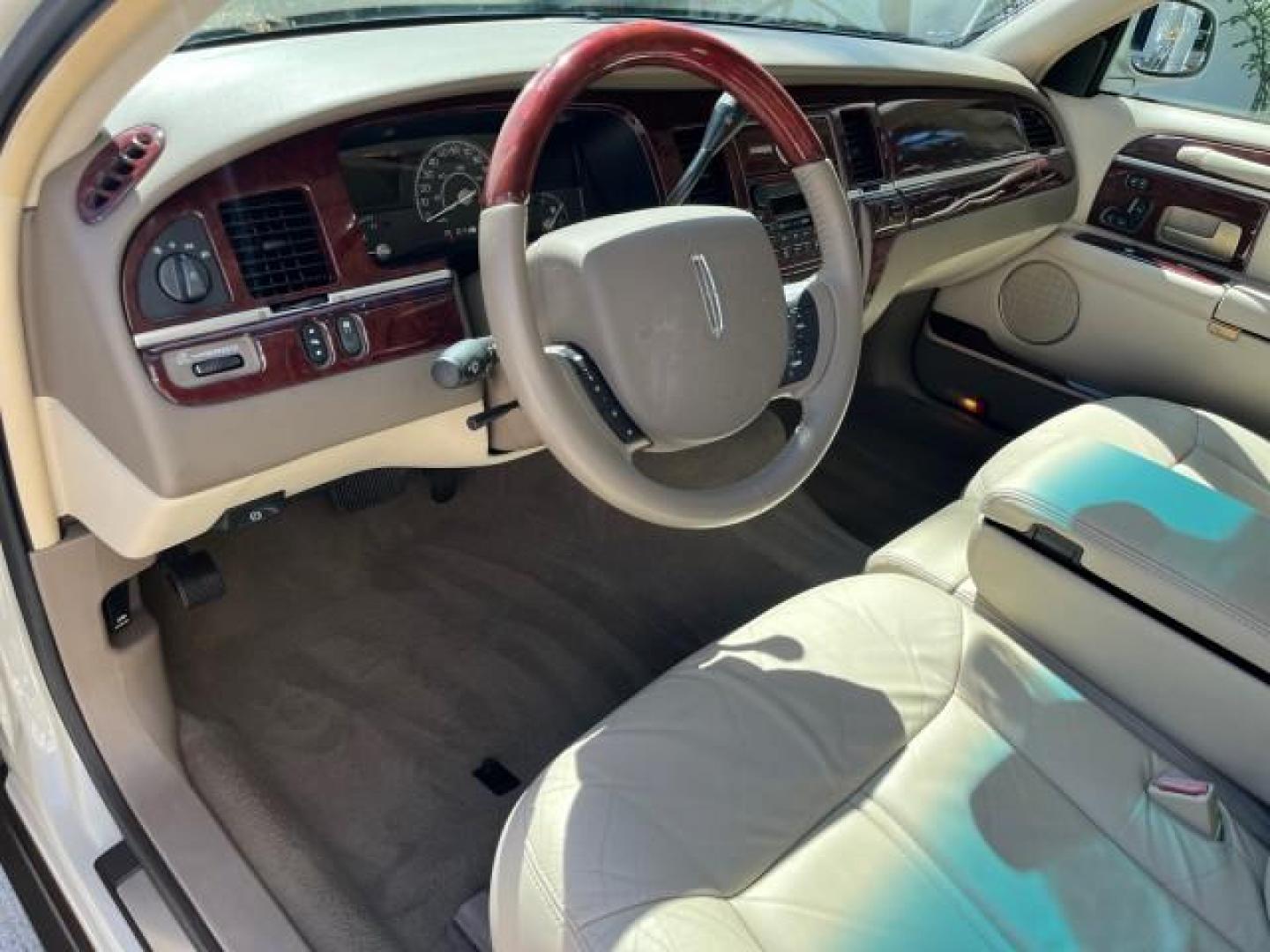 2005 Ceramic White Tri-Coat /Shale/Dove Lincoln Town Car Signature Limited LOW MILES 23,114 (1LNHM82W35Y) with an 4.6L SOHC SMPI V8 Engine engine, Automatic transmission, located at 4701 North Dixie Hwy, Pompano Beach, FL, 33064, (954) 422-2889, 26.240938, -80.123474 - OUR WEBPAGE FLORIDACARS1.COM HAS OVER 100 PHOTOS AND FREE CARFAX LINK 2005 LINCOLN TOWN CAR SIGNATURE LIMITED ROAD READY NEW $42,920 VIN: 1LNHM82W35Y626251 FLORIDA OWNER 4,6L V8 SEDAN 4 DR NO ACCIDENTS 4.6L V8 F OHV 16V POWER LEATHER SEATS GASOLINE LOW MILES 23,114 POWER MIRRORS 25 MPG REAR WHEEL DR - Photo#44