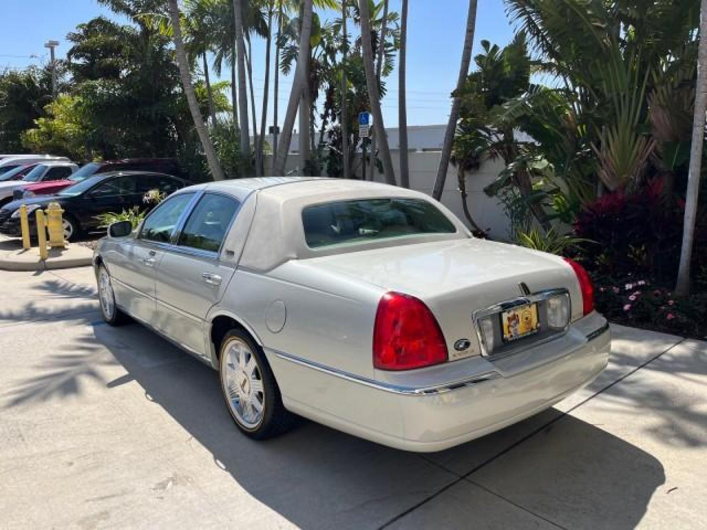 2005 Ceramic White Tri-Coat /Shale/Dove Lincoln Town Car Signature Limited LOW MILES 23,114 (1LNHM82W35Y) with an 4.6L SOHC SMPI V8 Engine engine, Automatic transmission, located at 4701 North Dixie Hwy, Pompano Beach, FL, 33064, (954) 422-2889, 26.240938, -80.123474 - OUR WEBPAGE FLORIDACARS1.COM HAS OVER 100 PHOTOS AND FREE CARFAX LINK 2005 LINCOLN TOWN CAR SIGNATURE LIMITED ROAD READY NEW $42,920 VIN: 1LNHM82W35Y626251 FLORIDA OWNER 4,6L V8 SEDAN 4 DR NO ACCIDENTS 4.6L V8 F OHV 16V POWER LEATHER SEATS GASOLINE LOW MILES 23,114 POWER MIRRORS 25 MPG REAR WHEEL DR - Photo#5