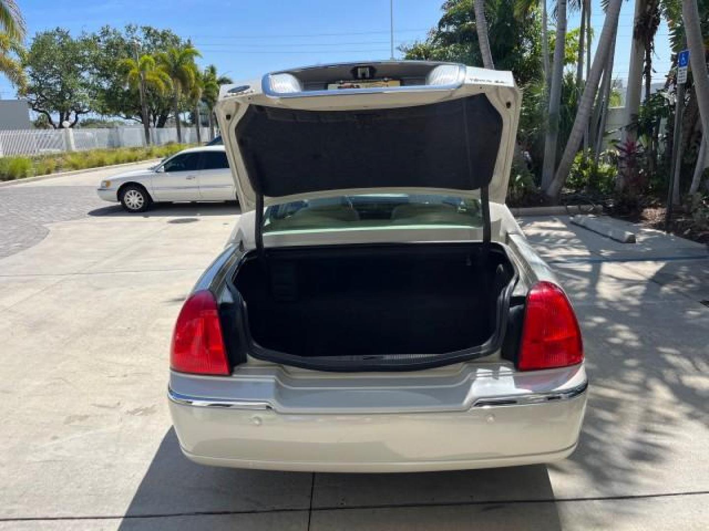 2005 Ceramic White Tri-Coat /Shale/Dove Lincoln Town Car Signature Limited LOW MILES 23,114 (1LNHM82W35Y) with an 4.6L SOHC SMPI V8 Engine engine, Automatic transmission, located at 4701 North Dixie Hwy, Pompano Beach, FL, 33064, (954) 422-2889, 26.240938, -80.123474 - OUR WEBPAGE FLORIDACARS1.COM HAS OVER 100 PHOTOS AND FREE CARFAX LINK 2005 LINCOLN TOWN CAR SIGNATURE LIMITED ROAD READY NEW $42,920 VIN: 1LNHM82W35Y626251 FLORIDA OWNER 4,6L V8 SEDAN 4 DR NO ACCIDENTS 4.6L V8 F OHV 16V POWER LEATHER SEATS GASOLINE LOW MILES 23,114 POWER MIRRORS 25 MPG REAR WHEEL DR - Photo#62